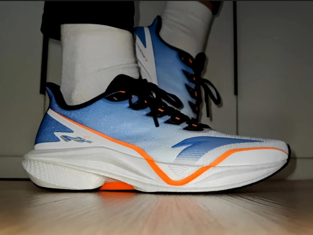 脂肪族发泡的氮科技,但弹性得到了提升,踩踏下去韧劲十足且富有弹性