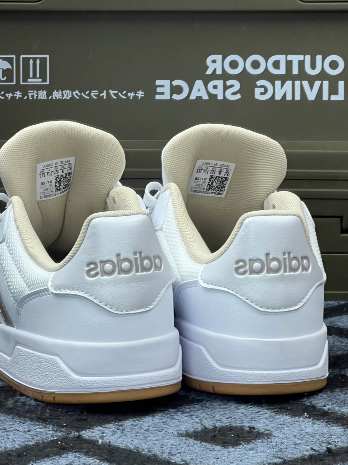 给大家看看我新入的adidas neo entrap白金板鞋