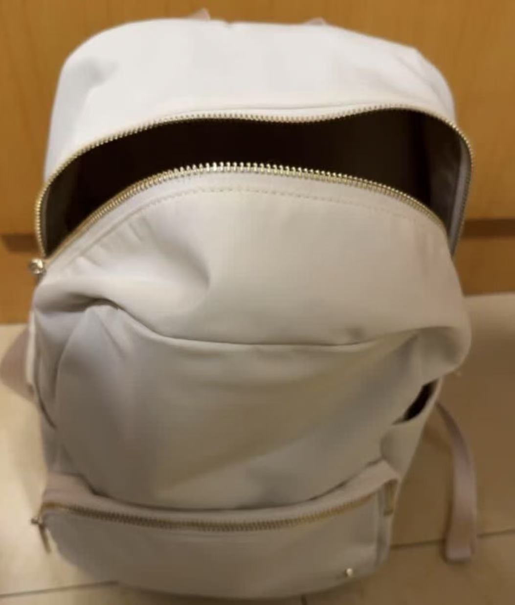 custom review-Lululemon Everywhere Металлический компонент Рюкзак Маленький Женский Светлый Айвори Белый Цвет дуба Коричневый Золото