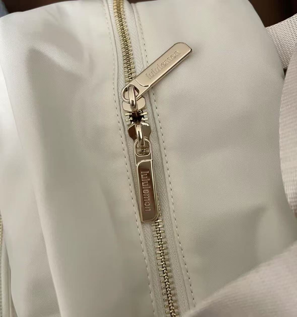 custom review-Lululemon Everywhere Металлический компонент Рюкзак Маленький Женский Светлый Айвори Белый Цвет дуба Коричневый Золото