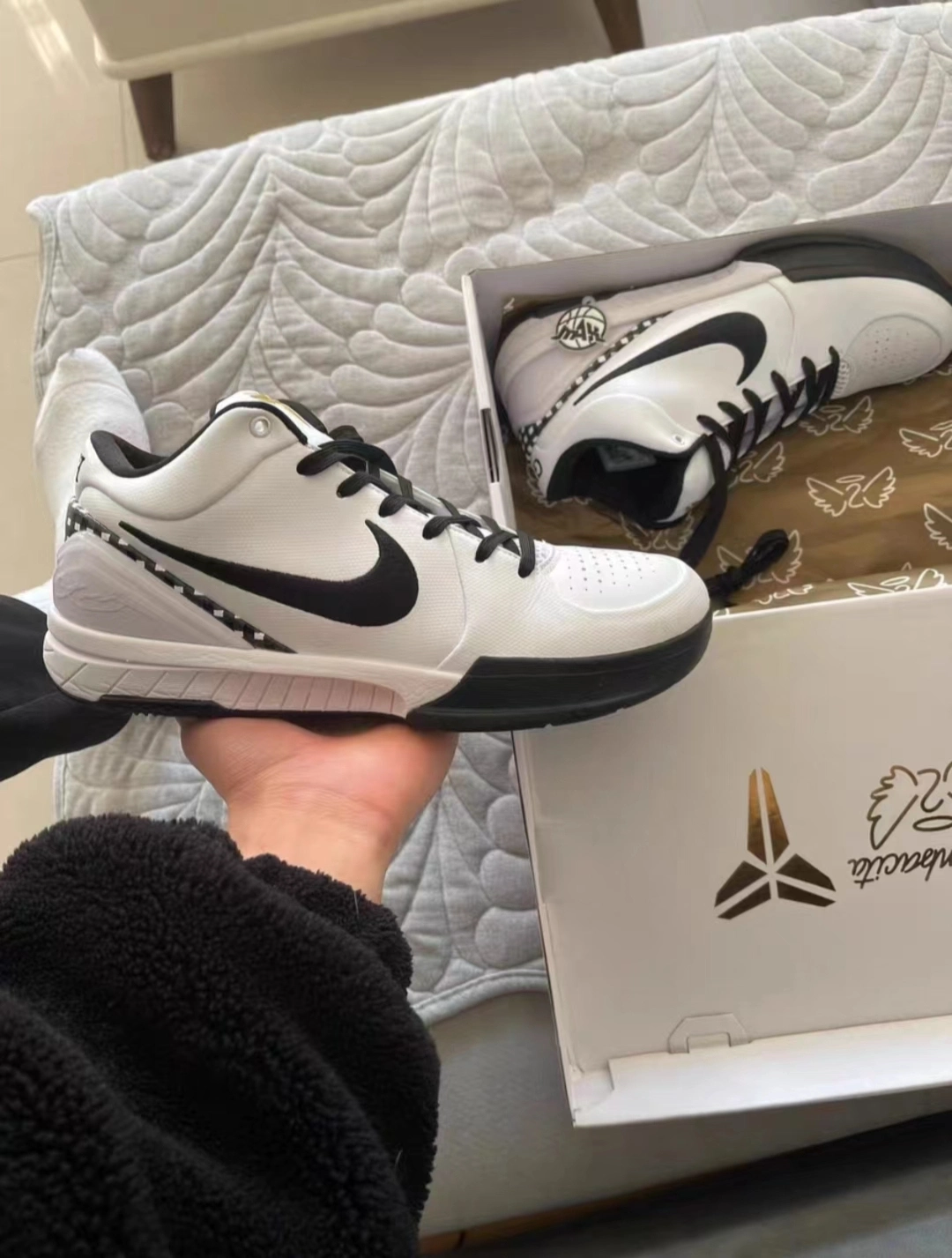 时髦黑白配色 华丽碳板球鞋 科比4gigi 减震弹力回收 鞋底完美红勾