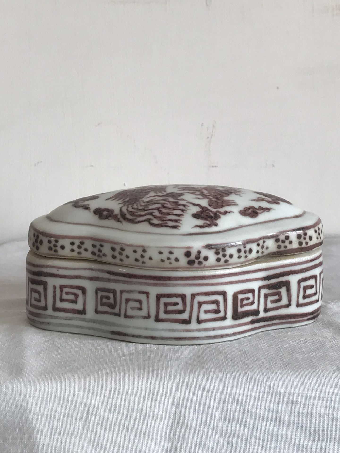 大明宣德年造 泛红粉盒,在过去有:一两泛红十两金的说法,所以此物非常