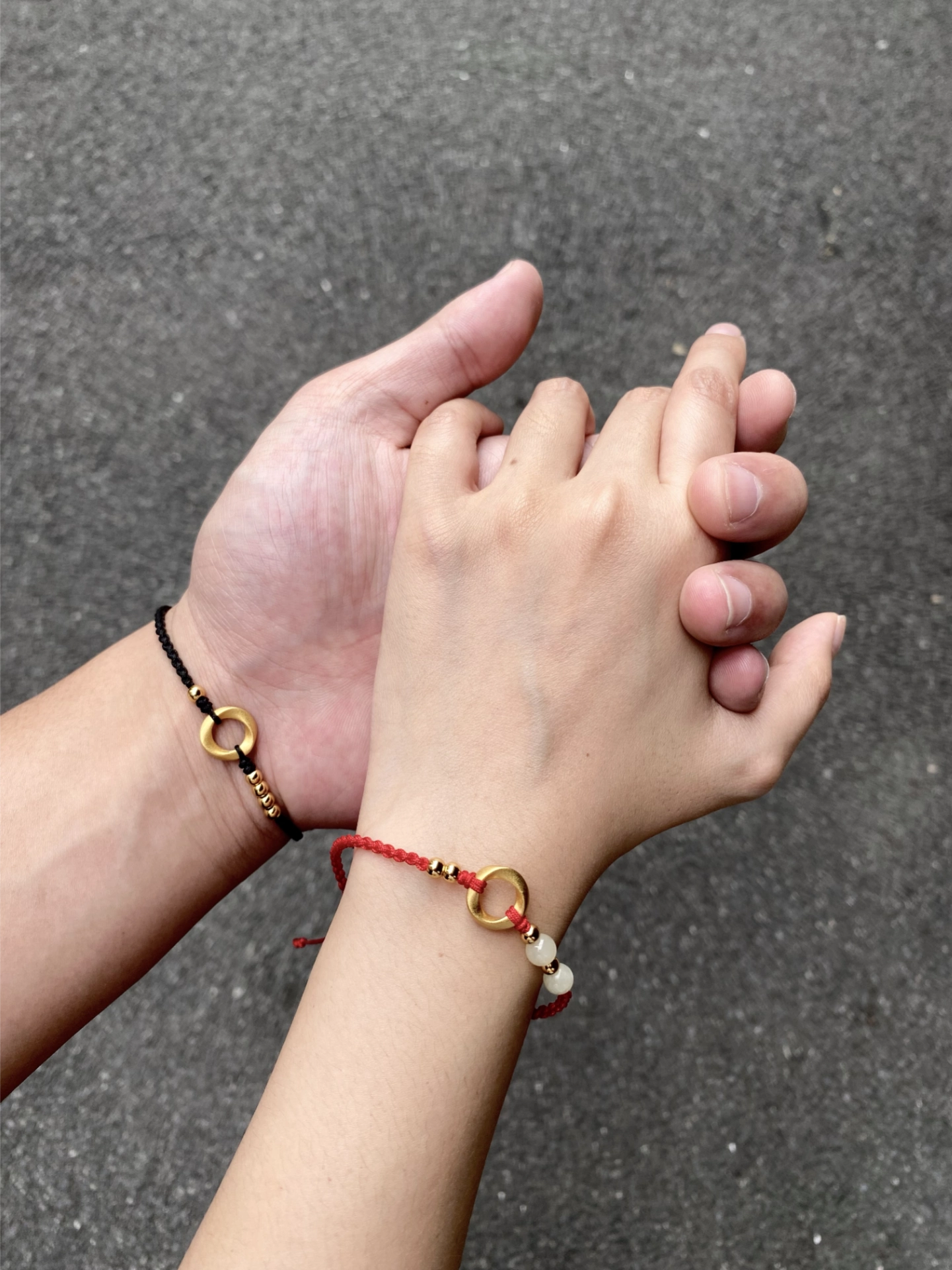 老凤祥 
我的npy也很喜欢金子💓
购入两对情侣手绳作为纪念礼物🎁