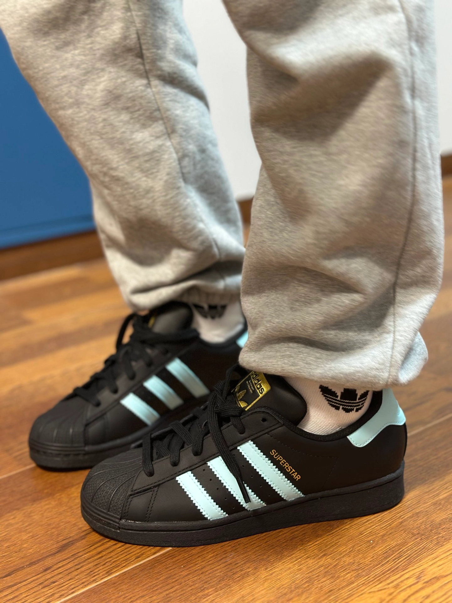 黑底淡蓝条纹贝壳头板鞋