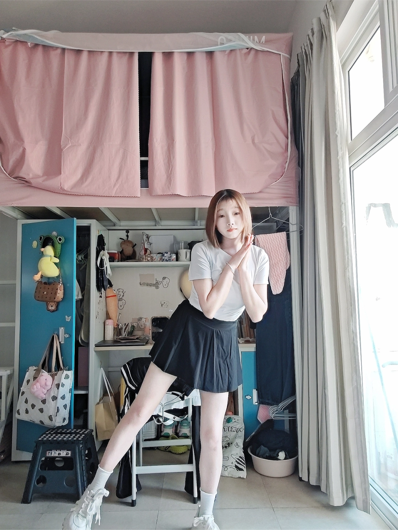 女大学生白t黑裙look😇