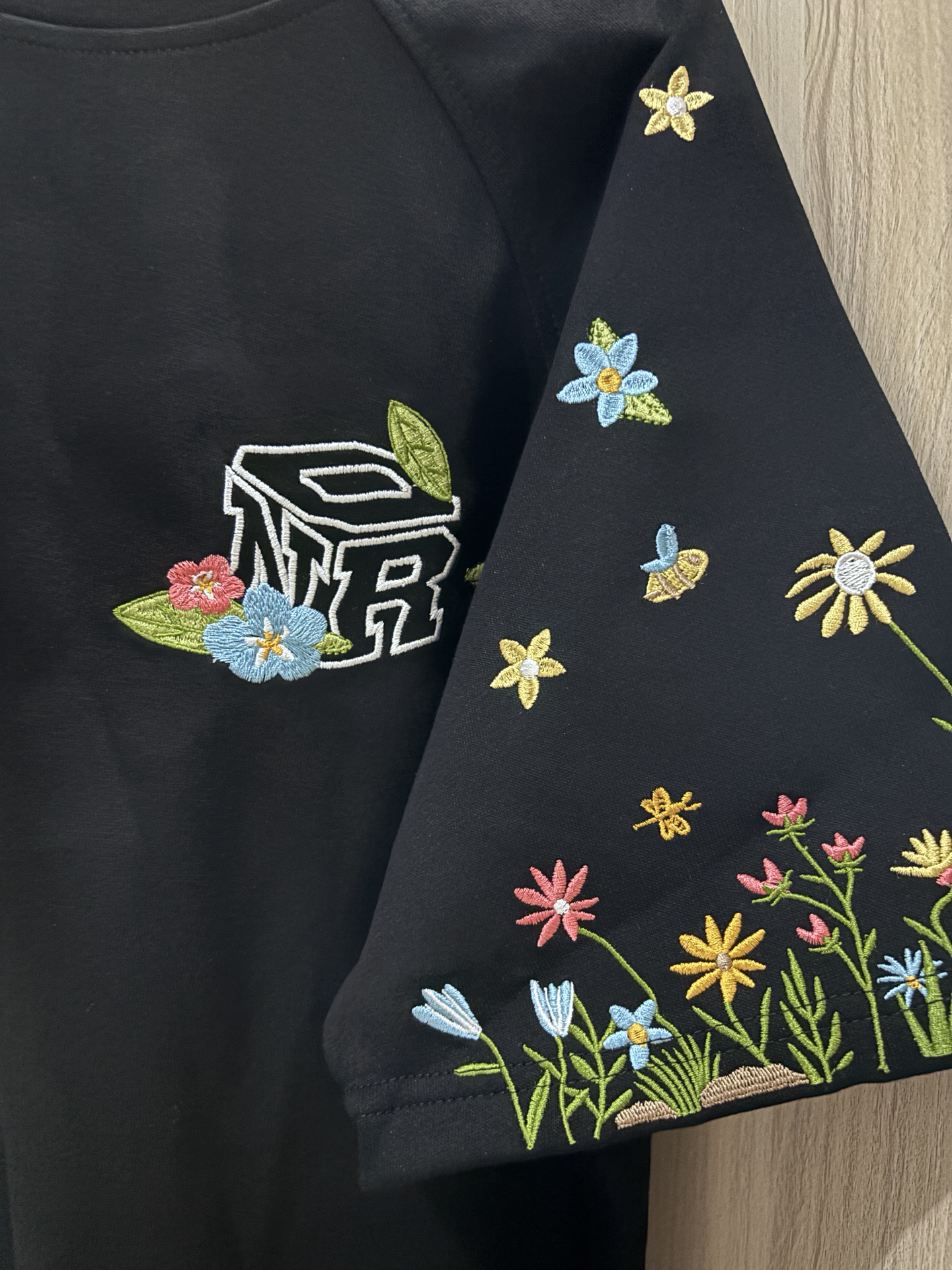 家的衣服～
近期很喜欢的百搭上衣,刺绣花朵设计很复古,袖子图案河行