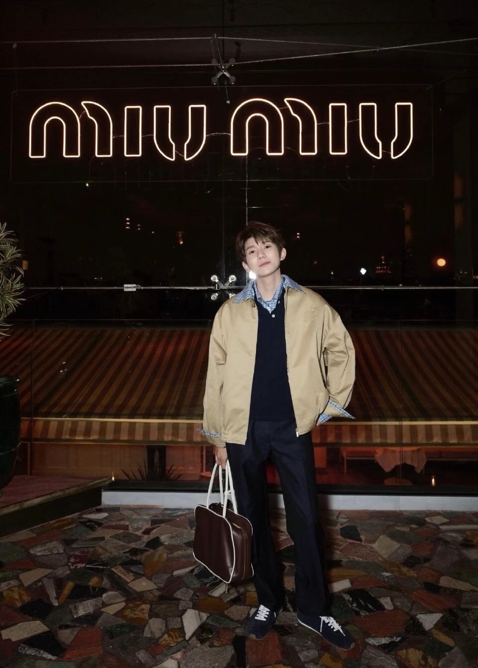 王源秋日男友风:卡其外套 格纹衬衫 藏青内搭💯 被问爆的秋日穿搭