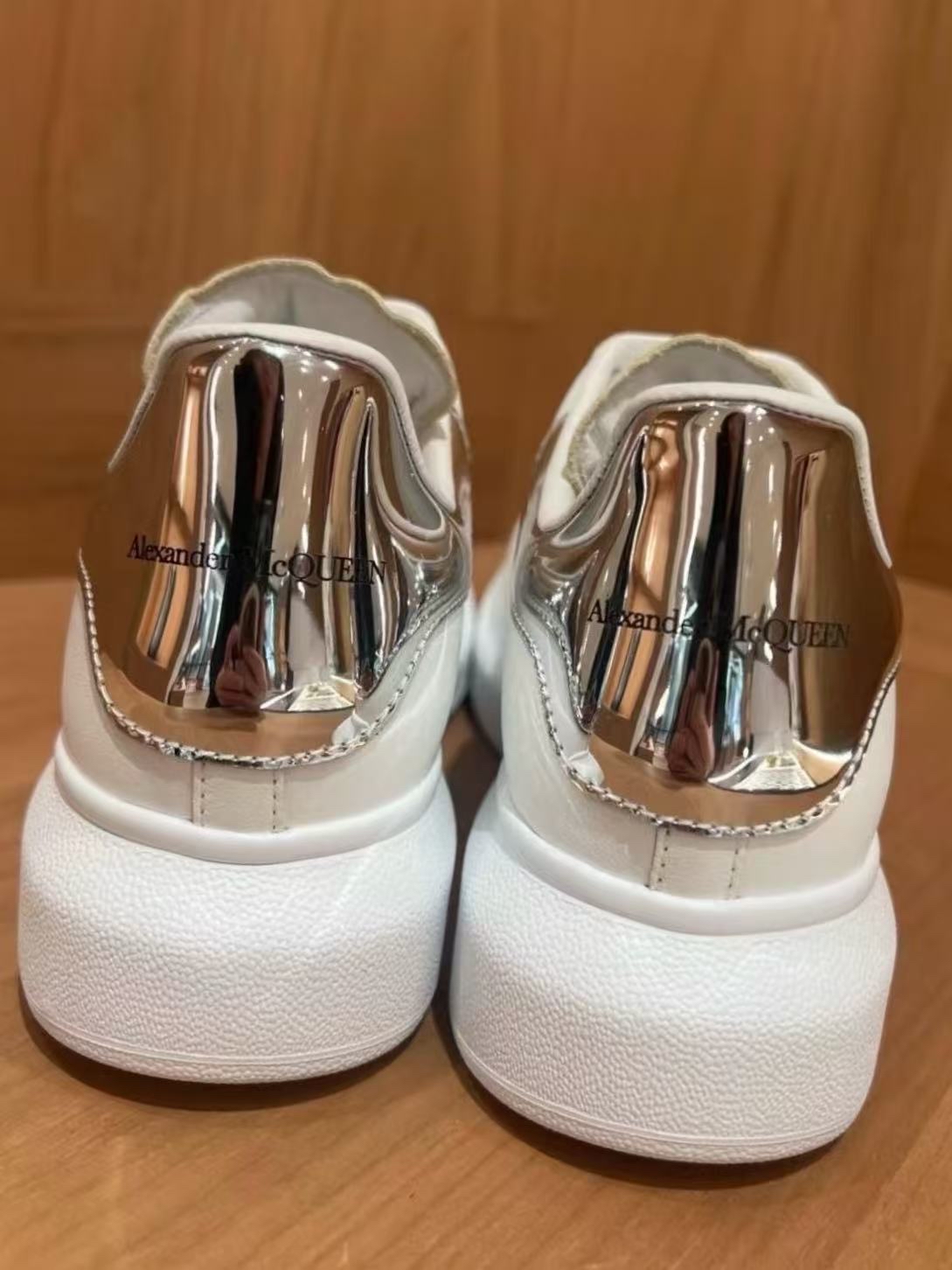 太喜欢这双mcqueen麦昆新款镜面银尾小白鞋啦