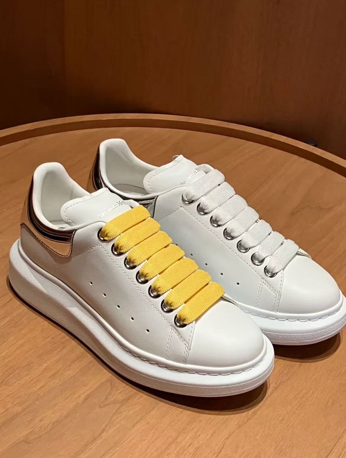 太喜欢这双mcqueen麦昆新款镜面银尾小白鞋啦