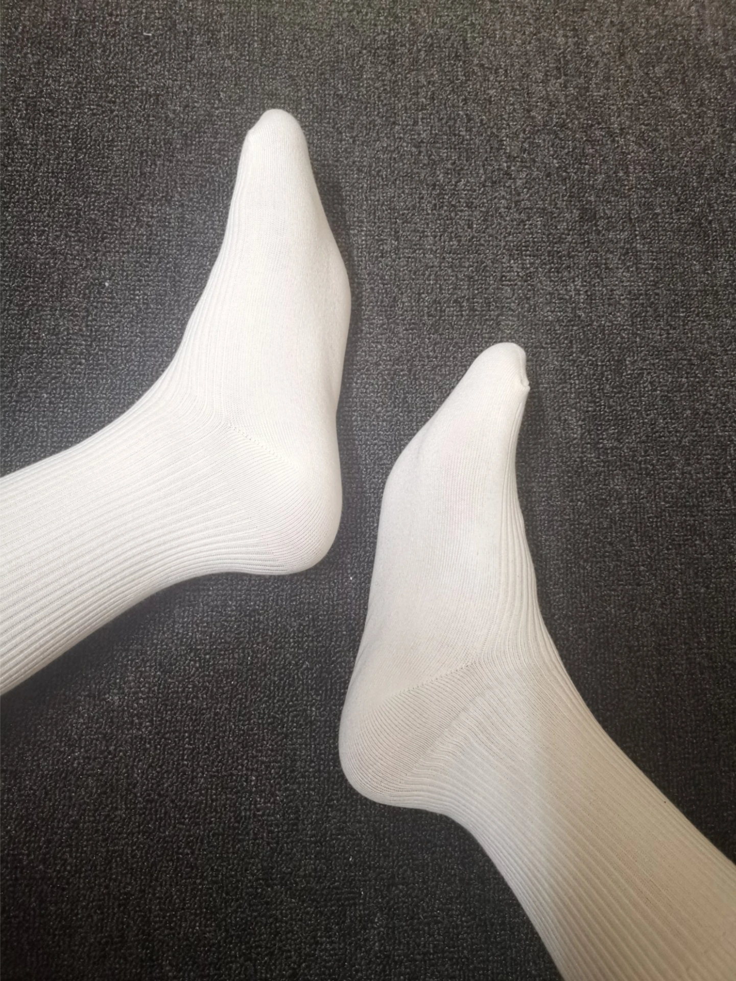 是显瘦修长的奶白色运动长袜耶