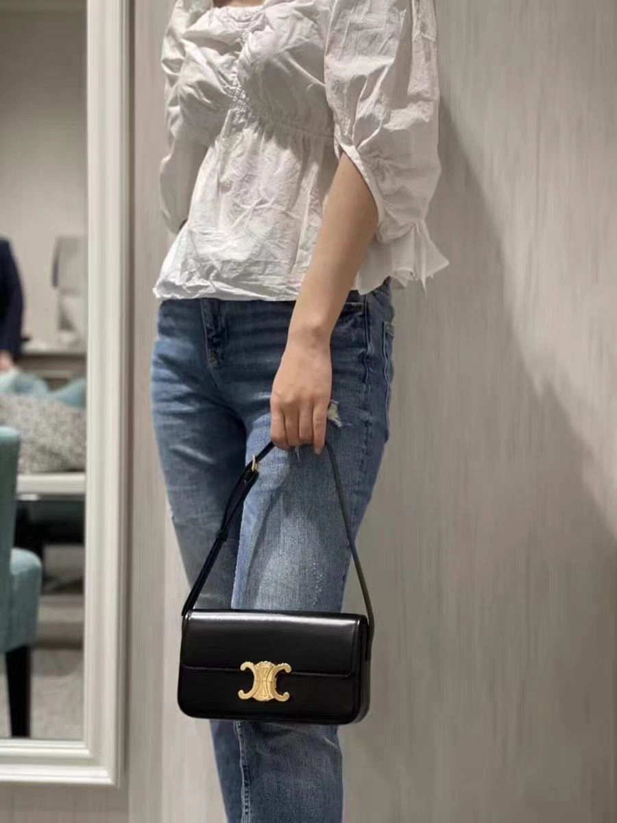 赛琳#晒出我的"c"位包包 #我的得物奢侈品包 
经典款式#高级感轻奢包