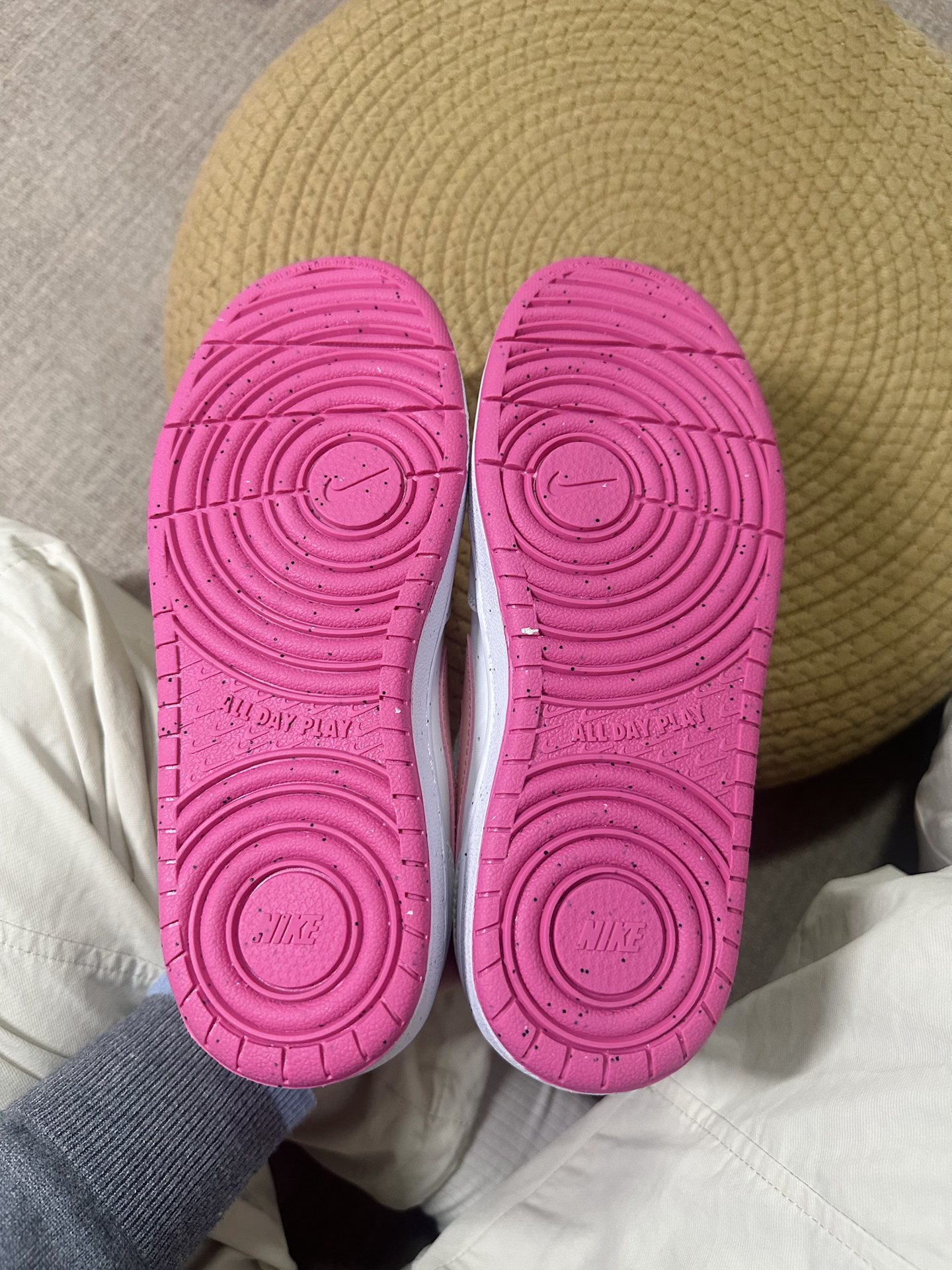 鞋底防滑也做的不错
#穿这双鞋子迎接春天 #好物分享nike粉色 #把春天