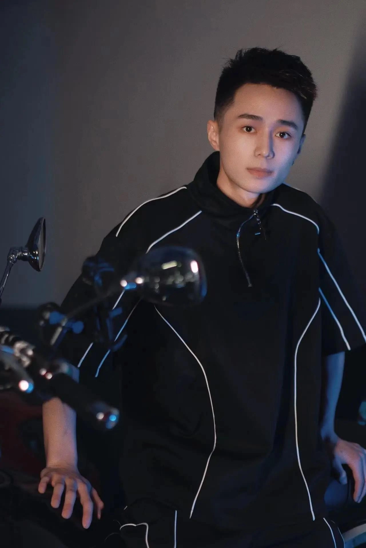 2025 年最新款,帅哥超酷超帅!韩版好漂亮!