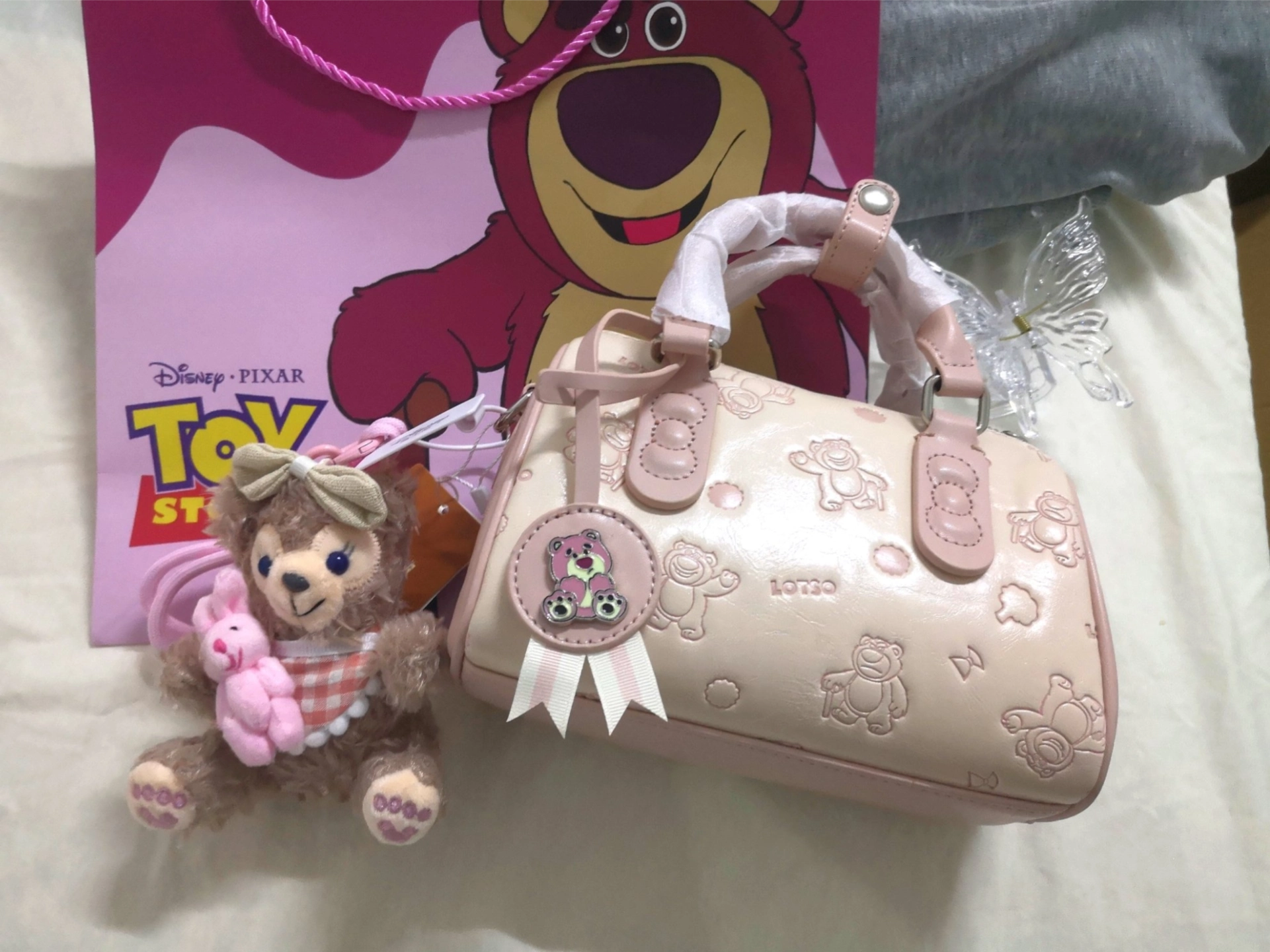 迪士尼欧若风草莓熊枕头包