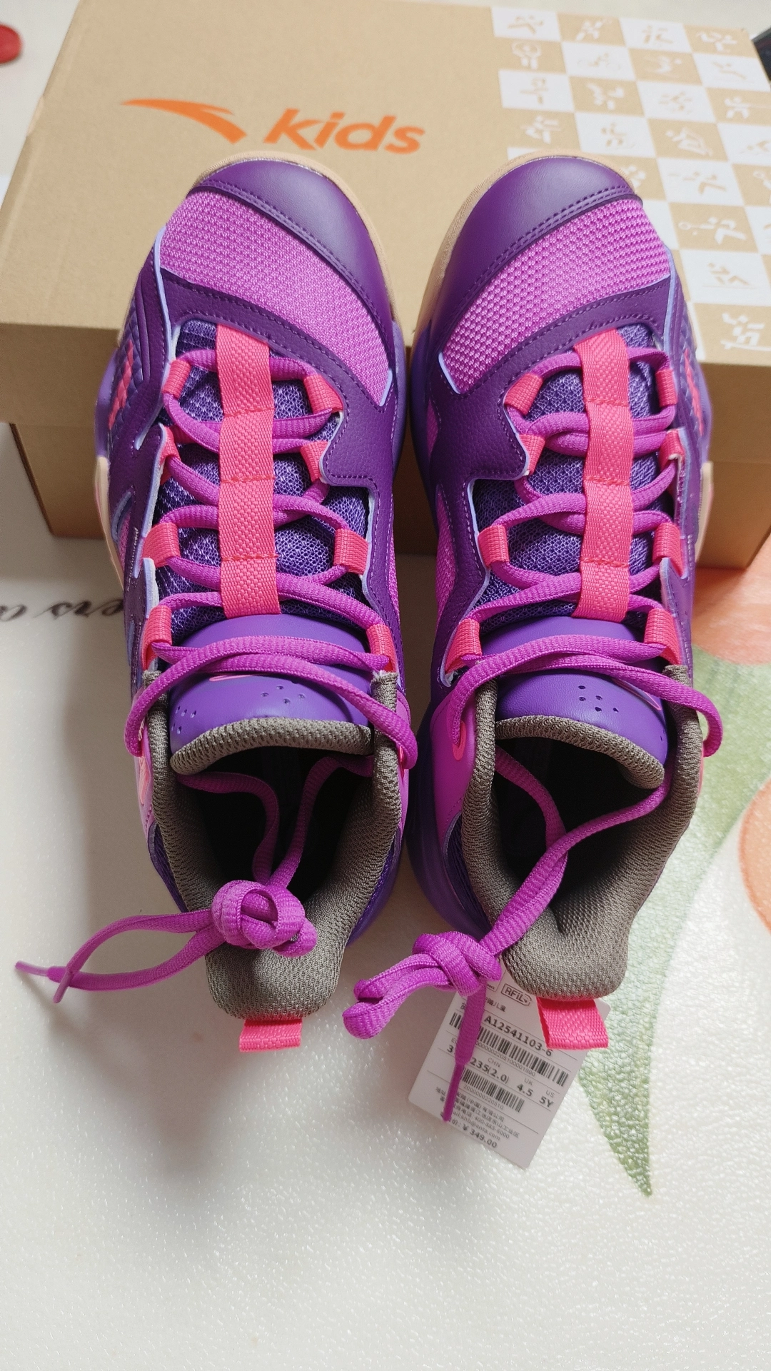 颜色他喜欢说运动也舒服,这双安踏儿童运动鞋,紫粉配色超亮眼,颜值拉