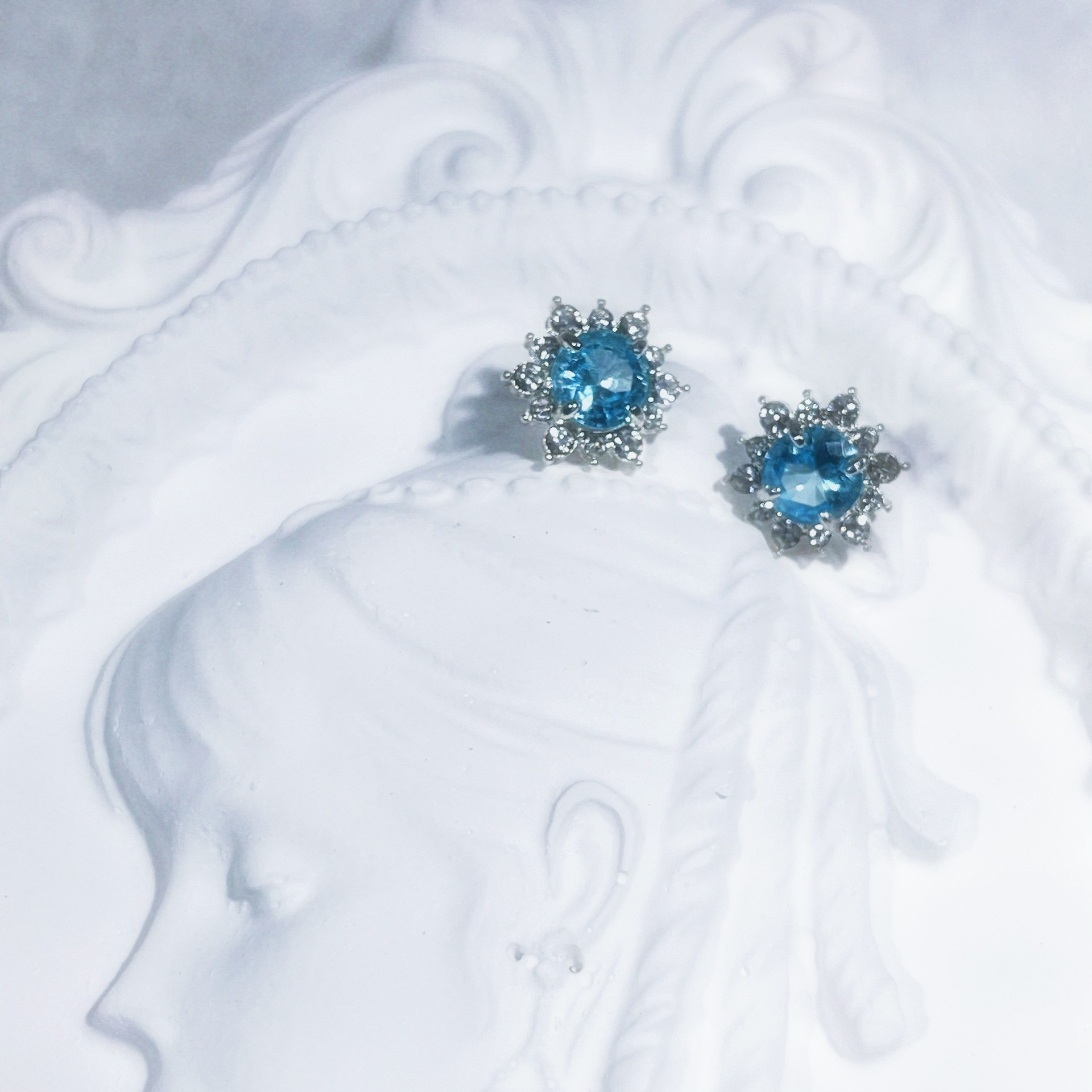 一眼爱上的蓝色宝石耳钉💕