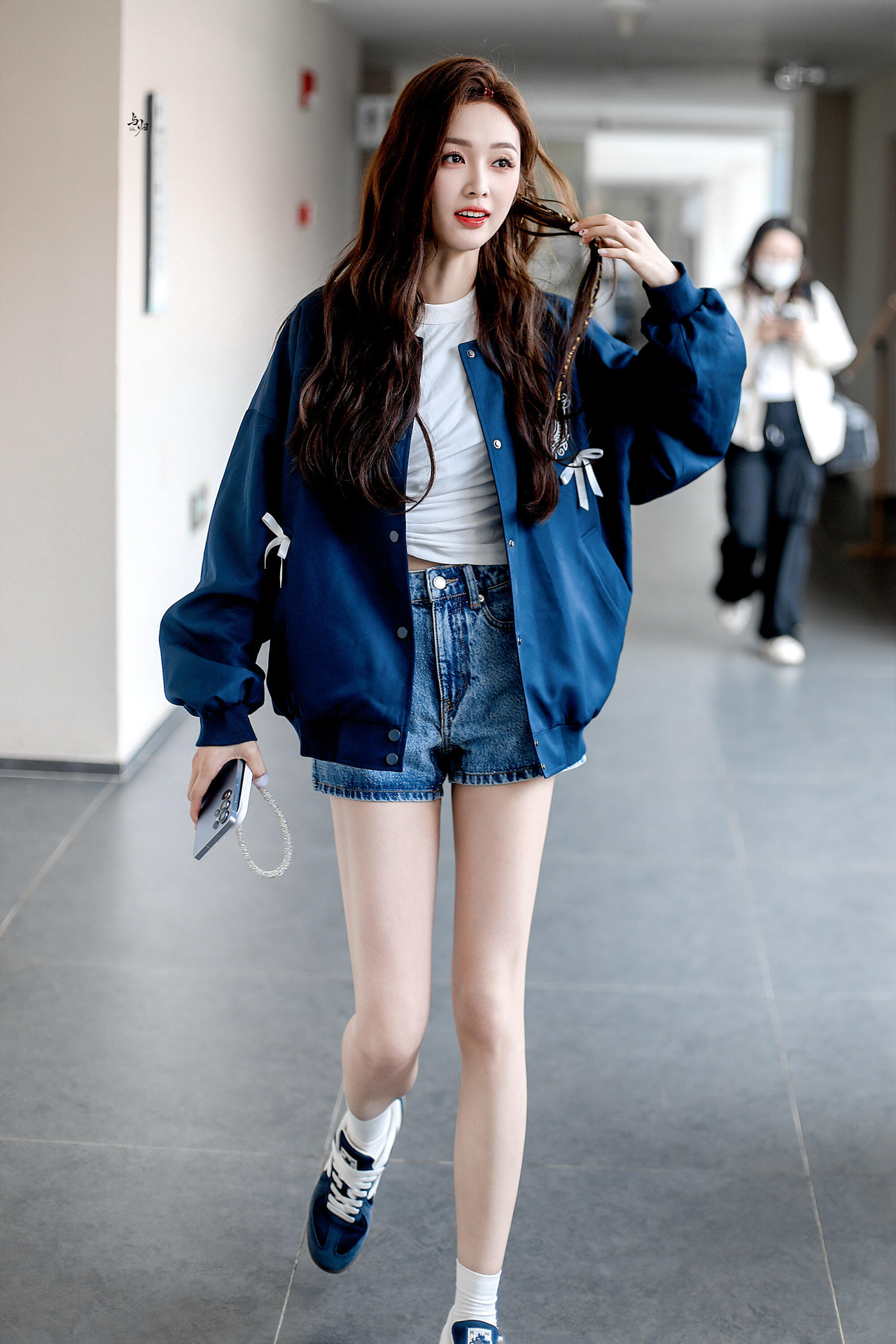 吴宣仪在2025浪姐中穿的这双联名小花得训鞋也太好看了