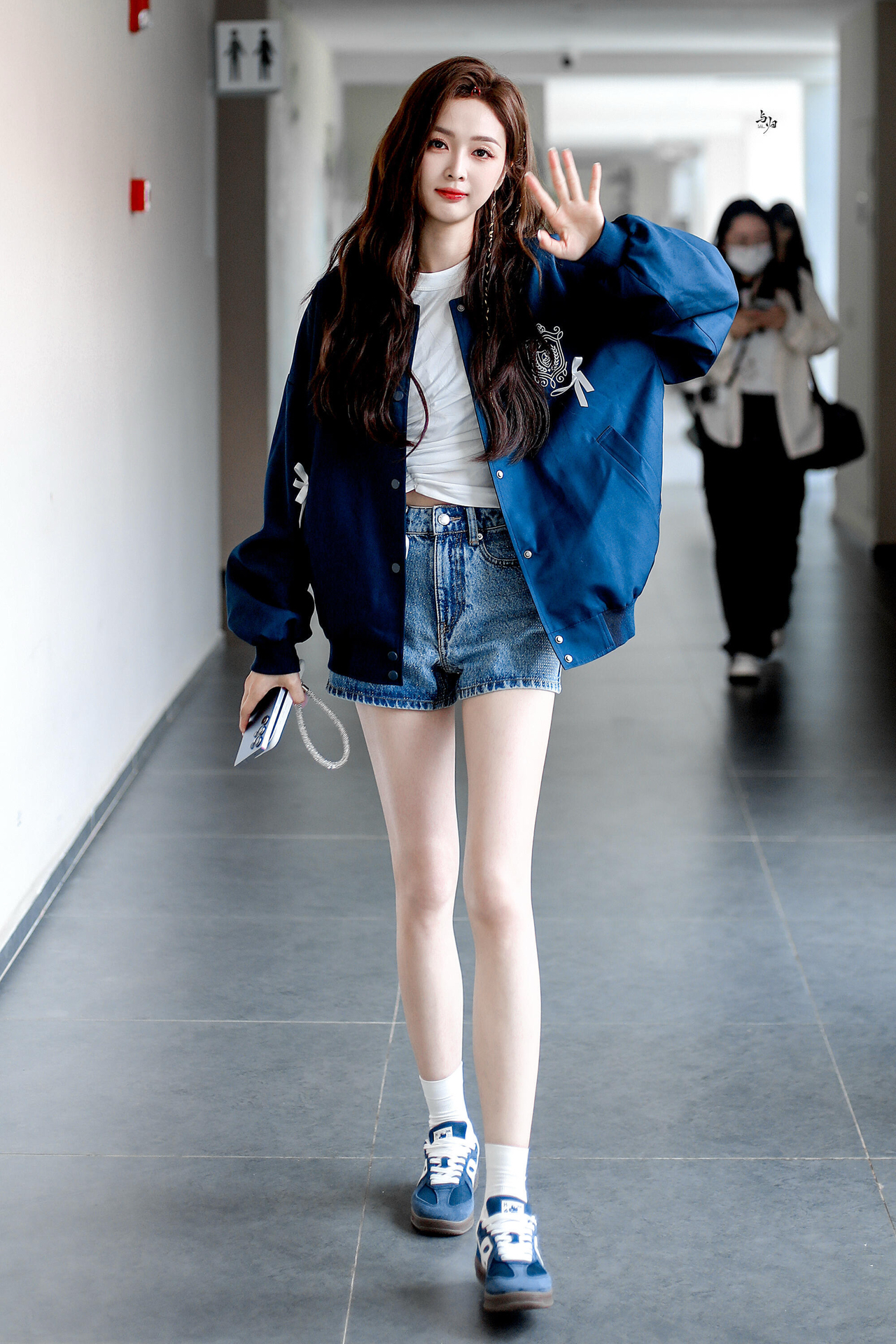 吴宣仪在2025浪姐中穿的这双联名小花得训鞋也太好看了