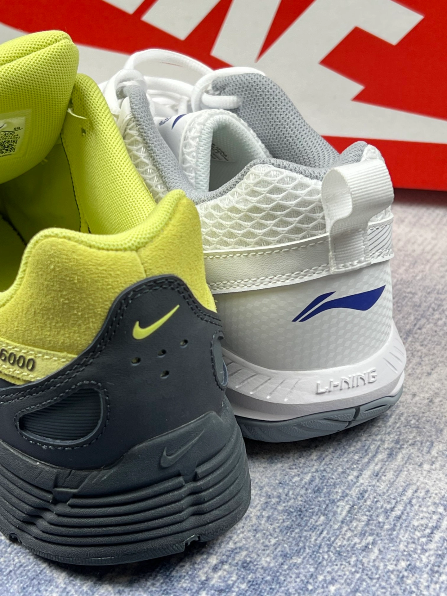 想要舒适还是时髦❓李宁白月光羽毛球鞋轻盈出击,nike黑绿跑鞋复古