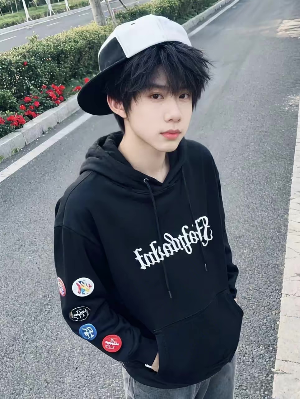 tf家族陈奕恒 用al的方式让人看到活力青春的照片 周围的环境也非常