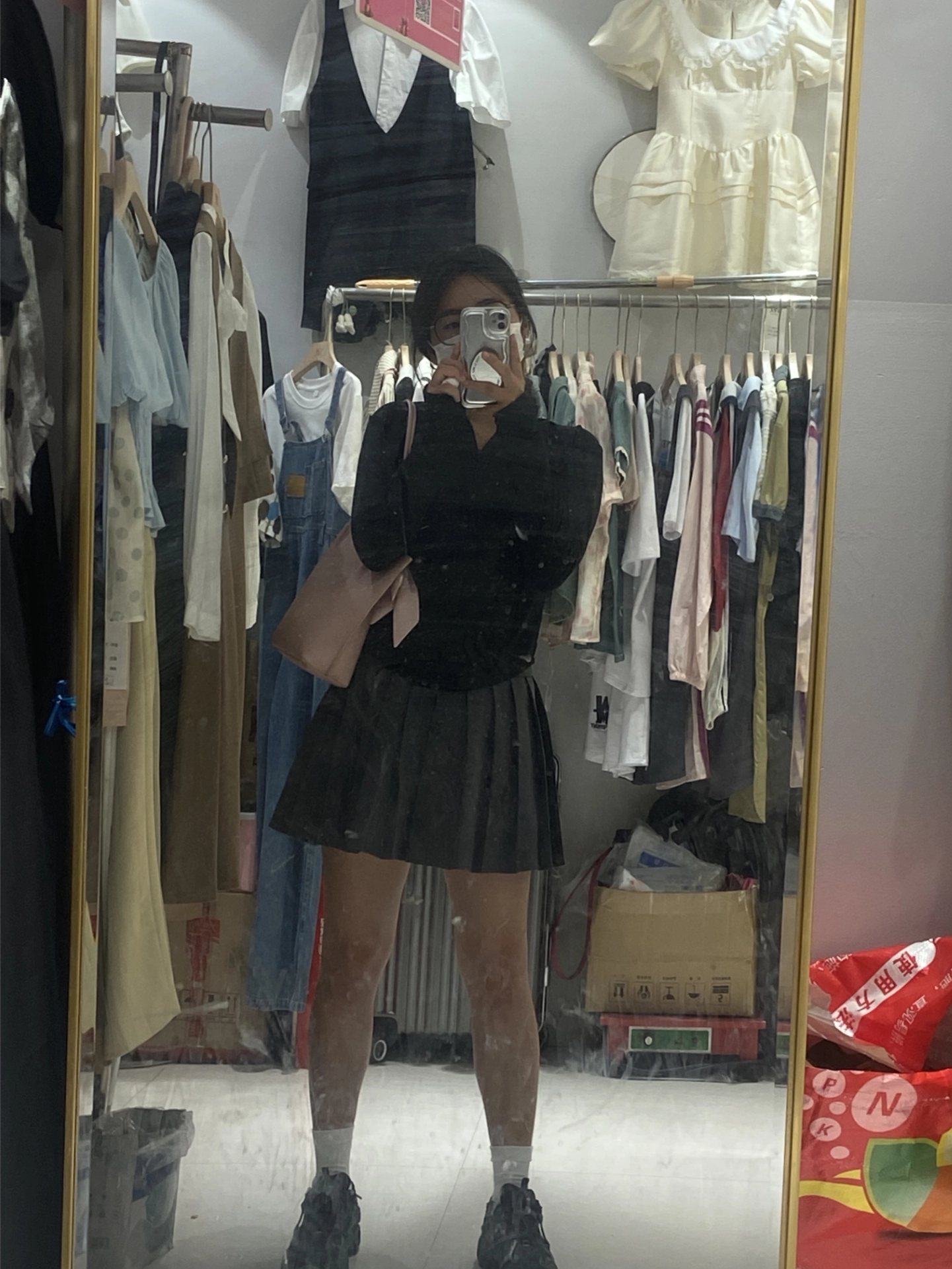 之前和朋友去逛逛,对镜自拍了几张照片,主要是发现这百褶裙和防晒衣