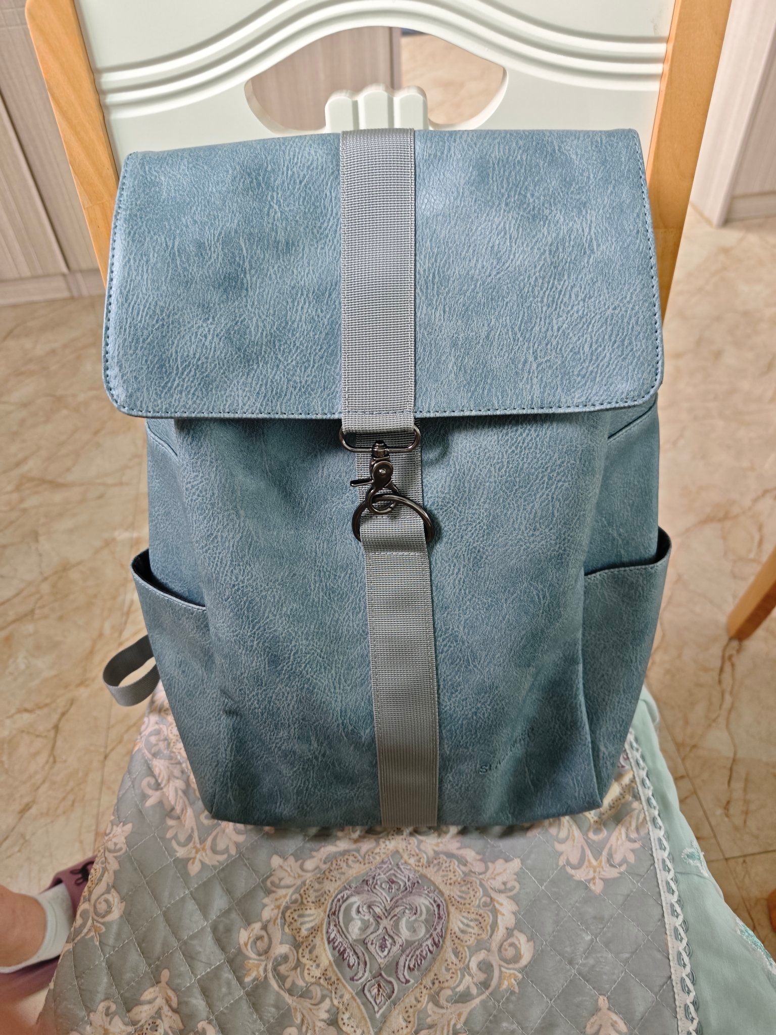 这个书包优质面料,防水耐磨,无惧各种天气挑战