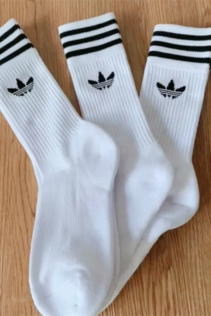 袜子上只有三叶草logo 简单好看 ,适合春夏穿 纯棉穿起来脚感舒适