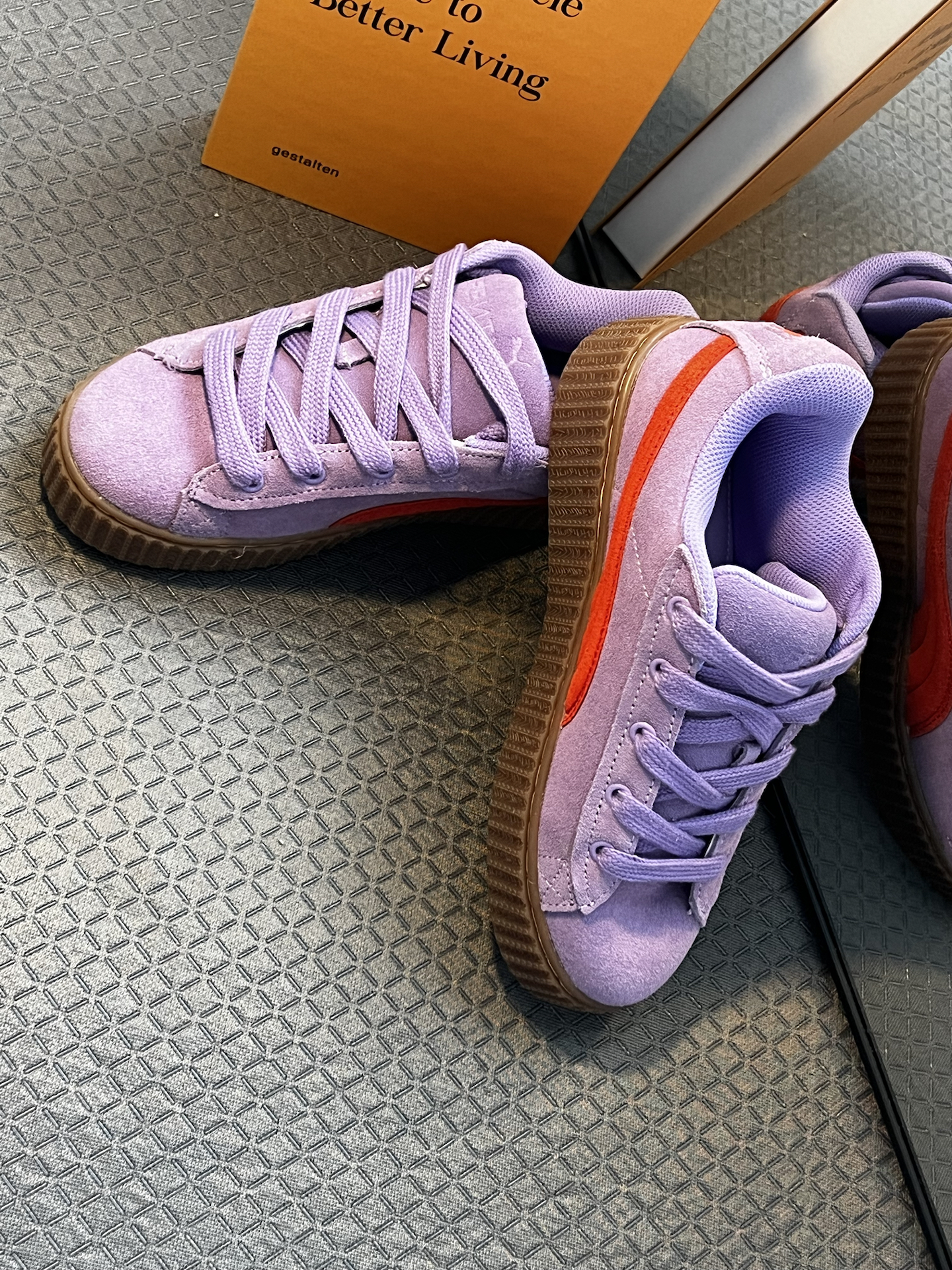 测评一
 
最近入手了这双fenty x puma creeper phatty板鞋紫红配色