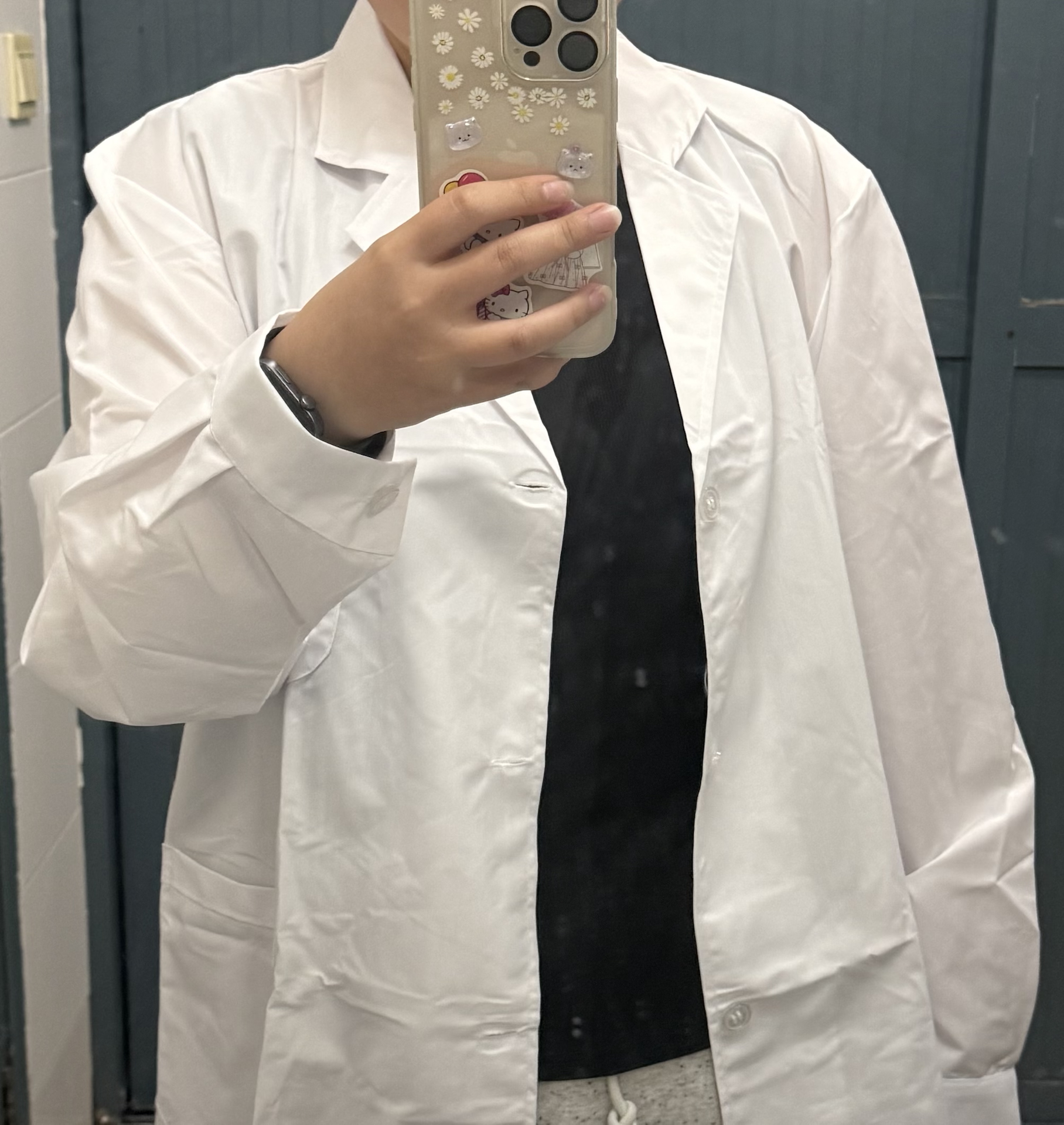 哈哈 第一次穿白大褂?