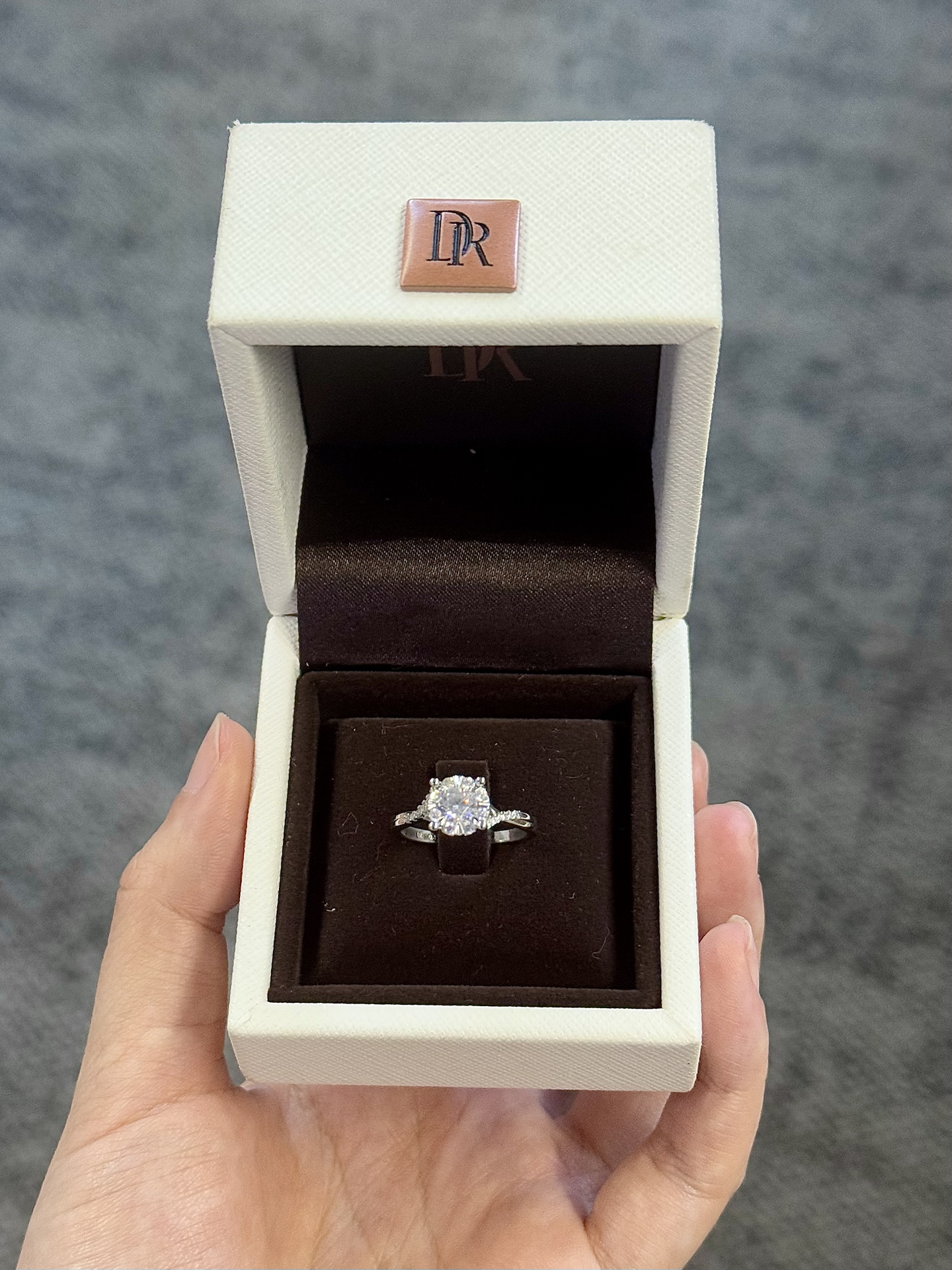 请看…05女大的第一枚dr钻戒!