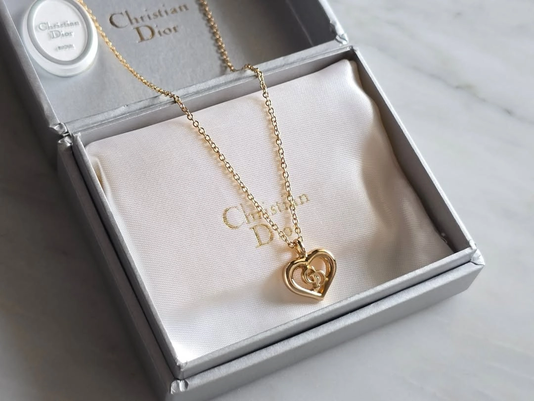 这款迪奥心形项链太绝了,金色很显白,心形加cd logo的设计精致又有