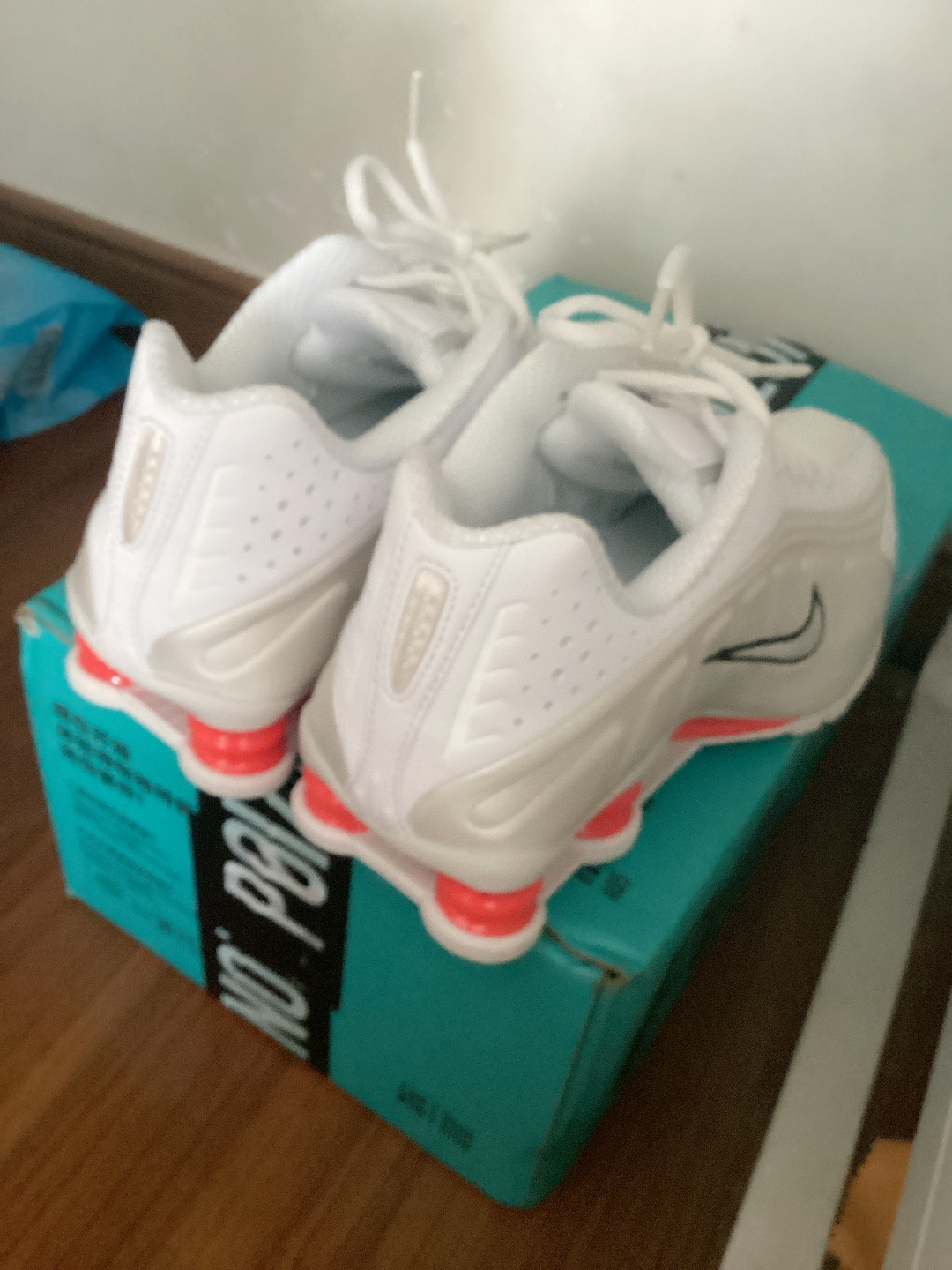 custom review-Nike Shox R4 Устойчивый к истиранию Дышащий Поддерживающий Низкий Верх Повседневная Беговая Обувь Женская Белая