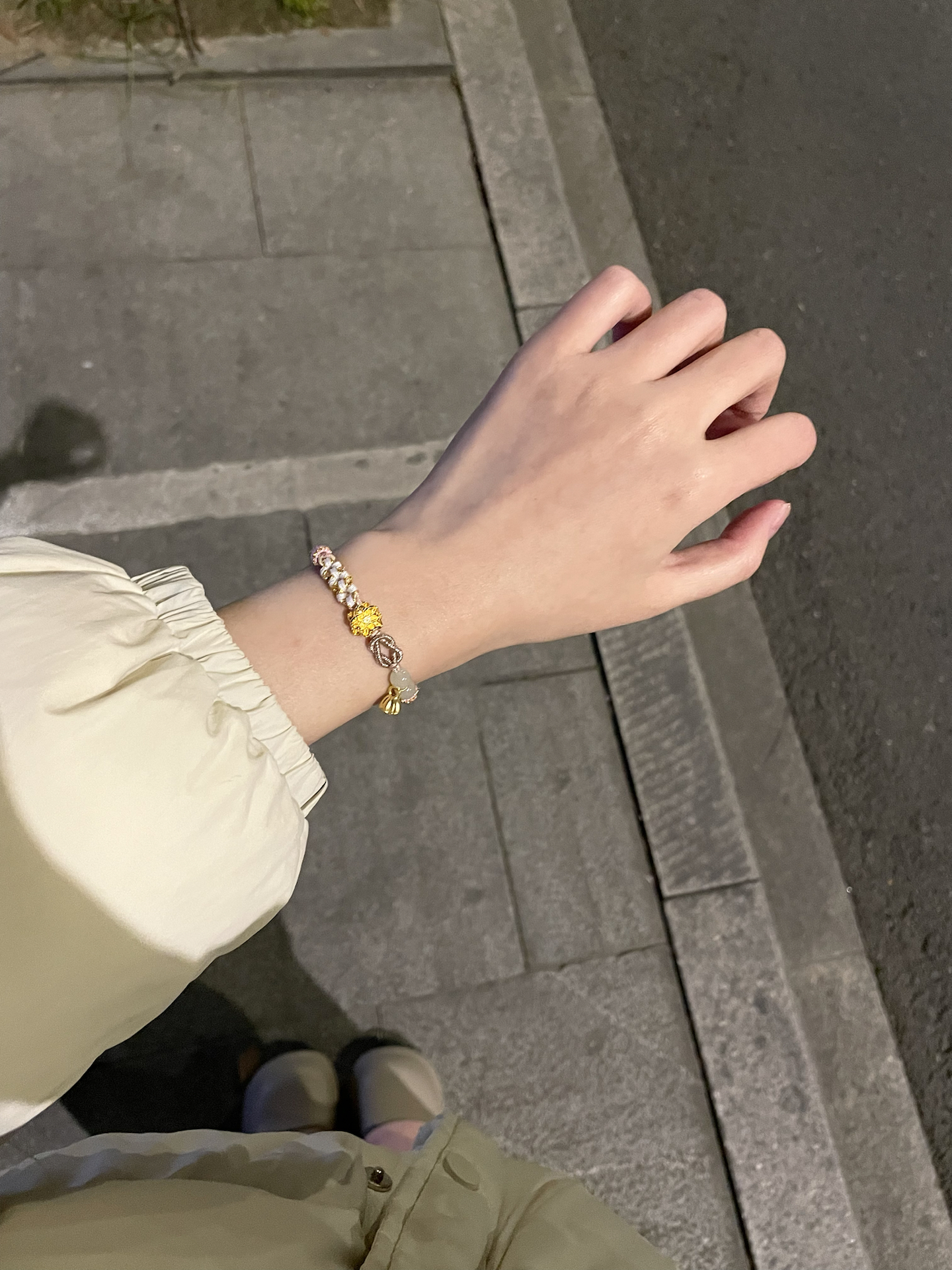 哪个女孩子能拒绝粉粉嫩嫩的黄金莲花手绳!