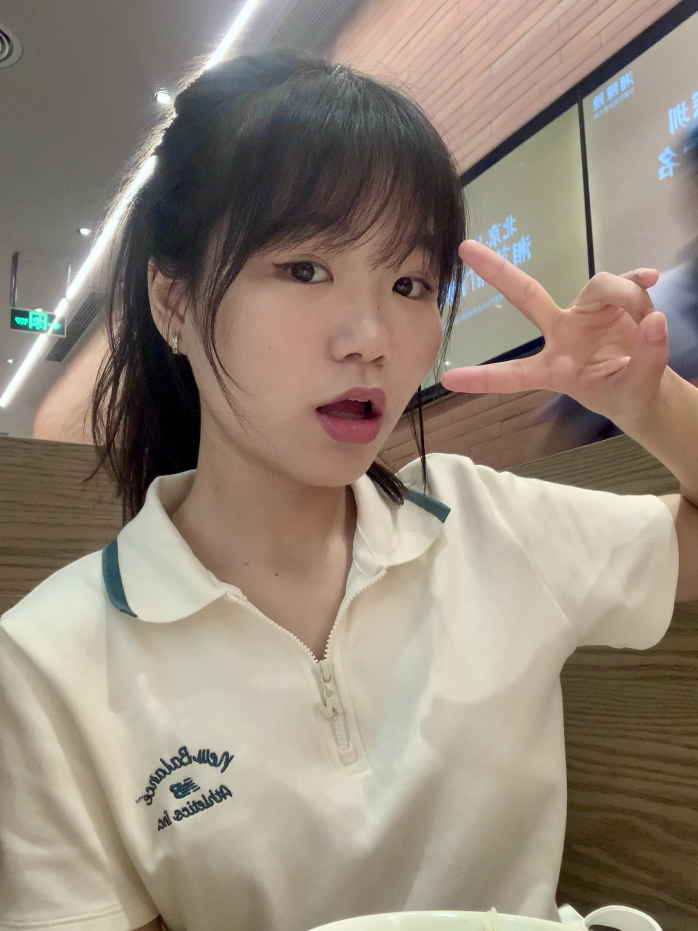 20岁穿新百伦polo 衬衫装女高中生