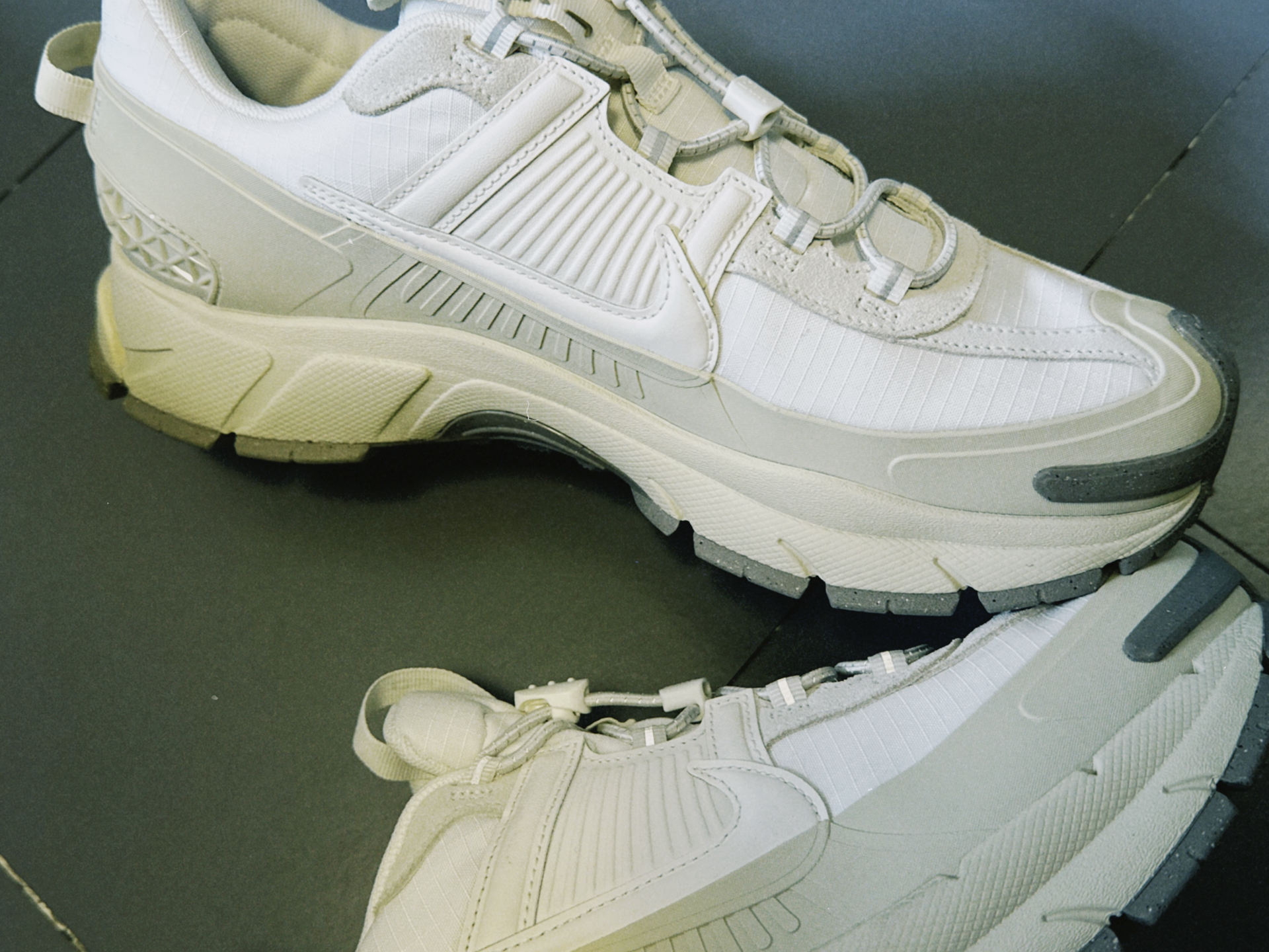 custom review-Nike ZOOM VOMERO ROAM Беговые кроссовки Низкий топ Светлый Айвори Светлый хаки Хаки Унисекс