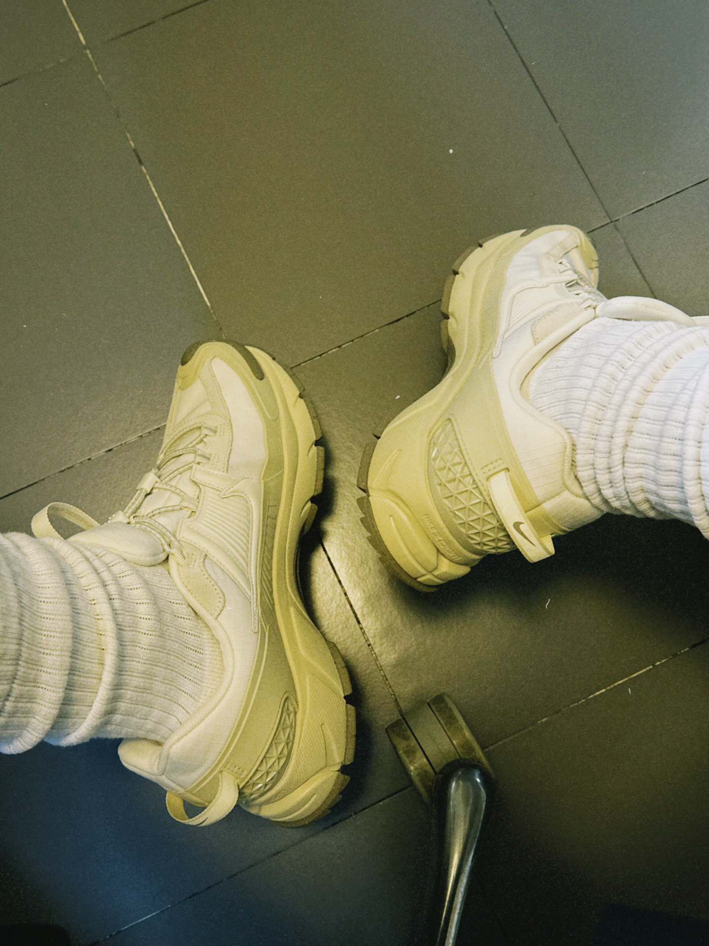 custom review-Nike ZOOM VOMERO ROAM Беговые кроссовки Низкий топ Светлый Айвори Светлый хаки Хаки Унисекс