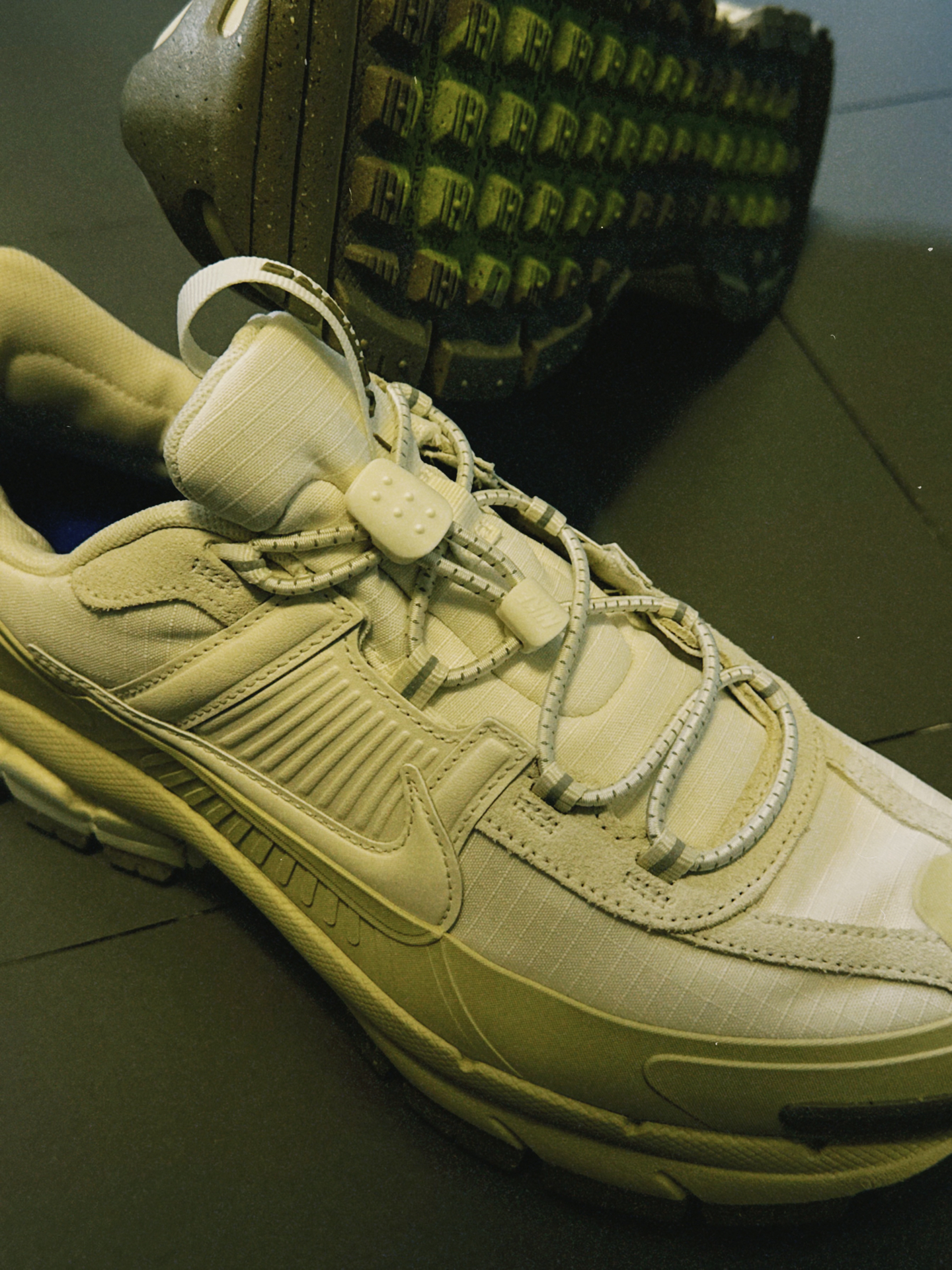 custom review-Nike ZOOM VOMERO ROAM Беговые кроссовки Низкий топ Светлый Айвори Светлый хаки Хаки Унисекс