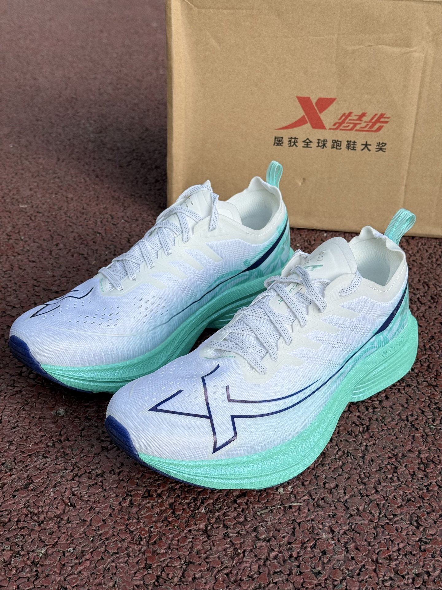 特步一体成型3代,疾风登场