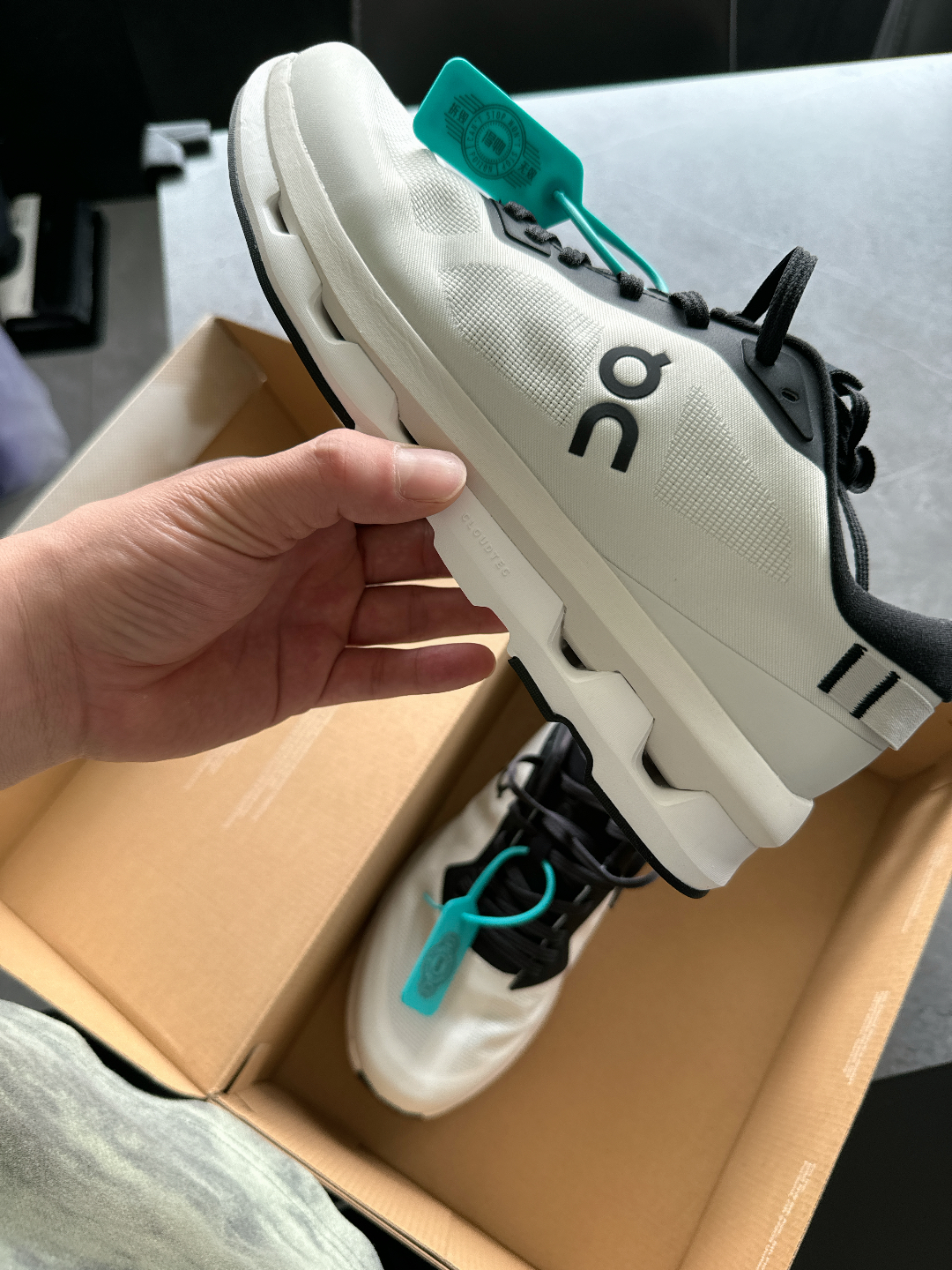 custom review-On Cloudzone Амортизация Противоскользящие Поддержка Низкий Топ Беговые кроссовки Мужские Белый Черный