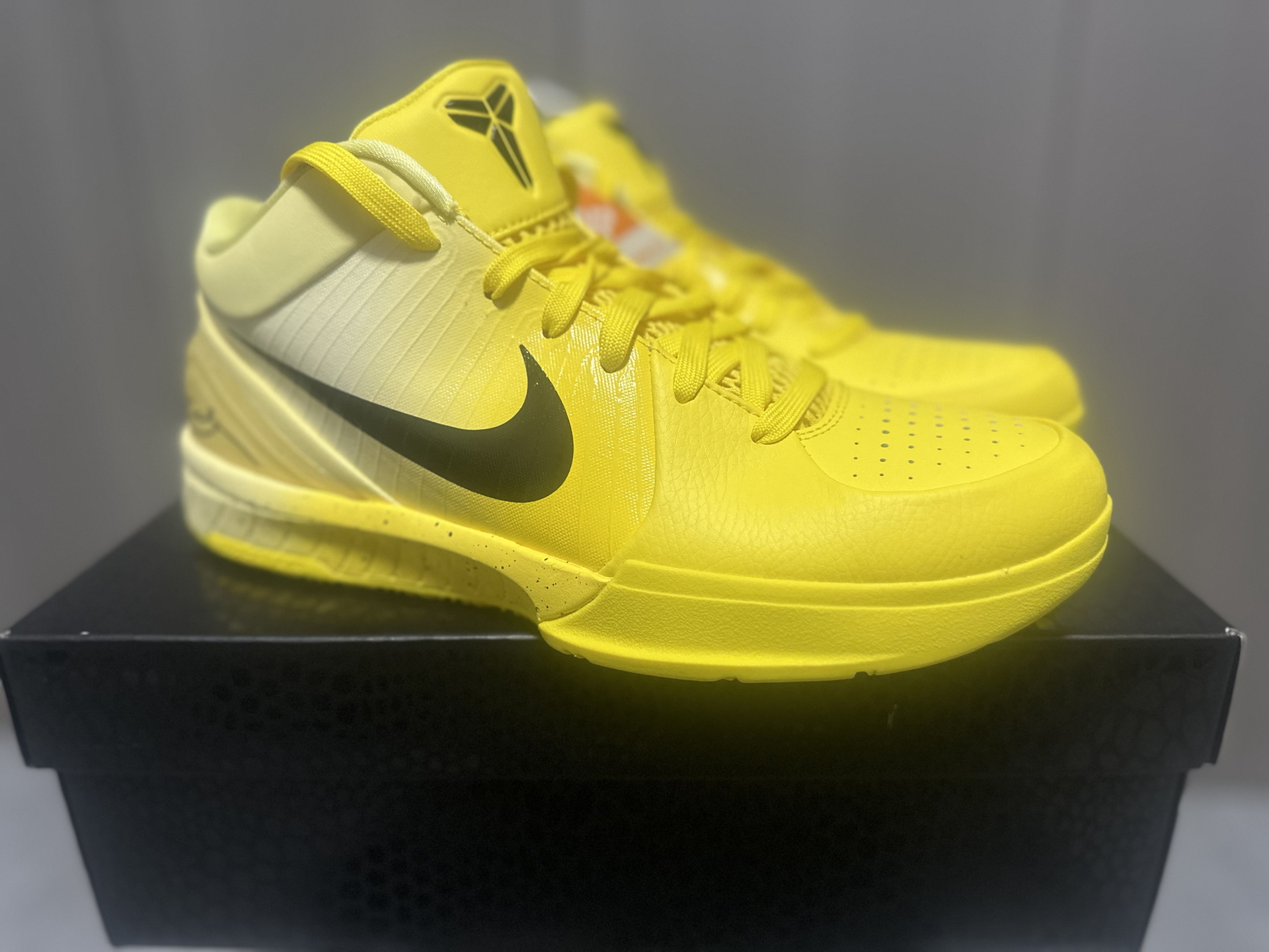 kobe 4 "chbl"一大早中了耐高配色,顺带分享一些黄色球鞋.有黄必搞!