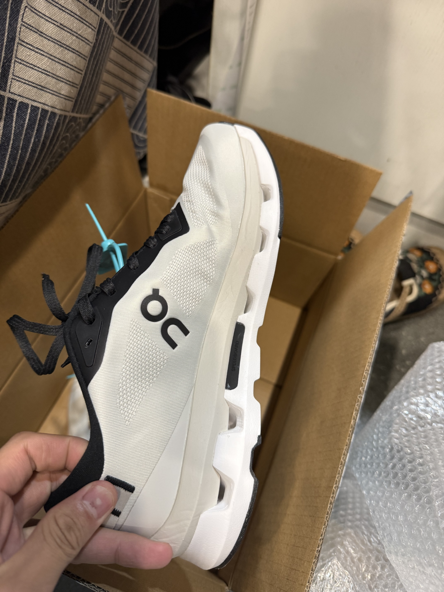 custom review-On Cloudzone Амортизация Противоскользящие Поддержка Низкий Топ Беговые кроссовки Мужские Белый Черный