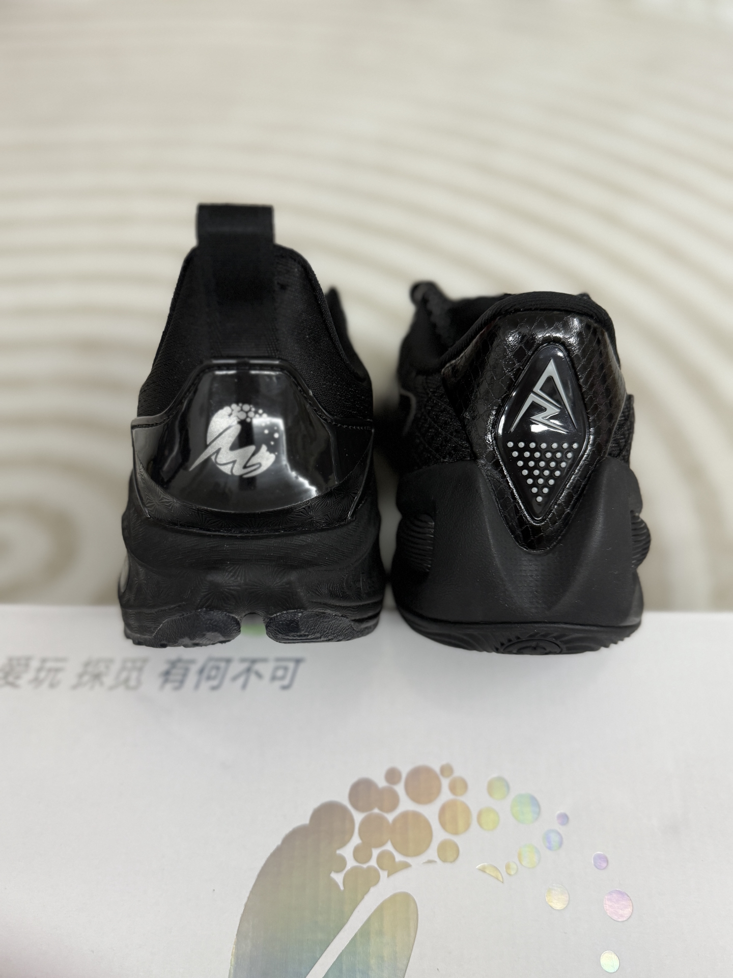 带黑曼巴标志的鞋