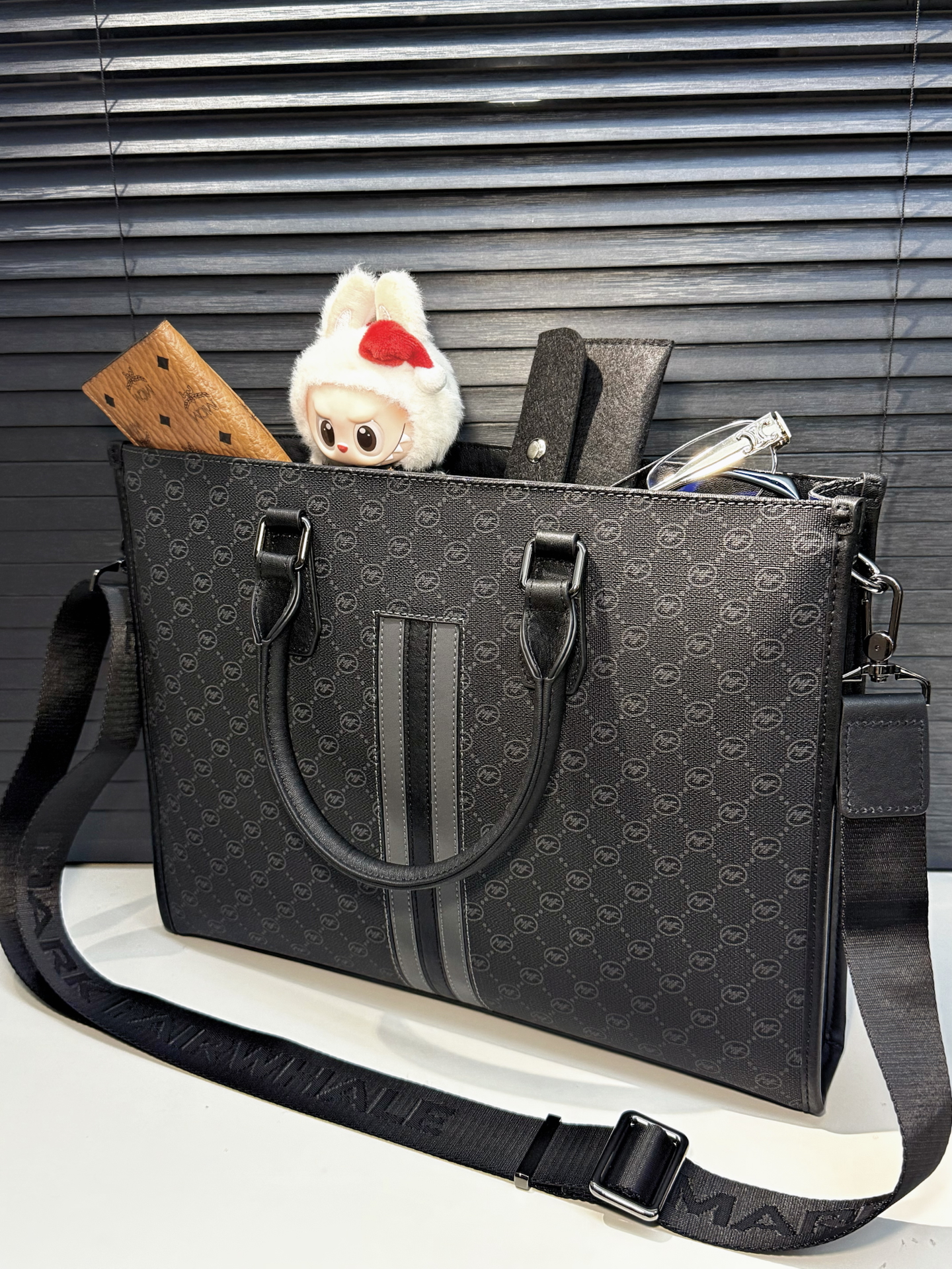 男生背这老花托特 手提包,日常好方便