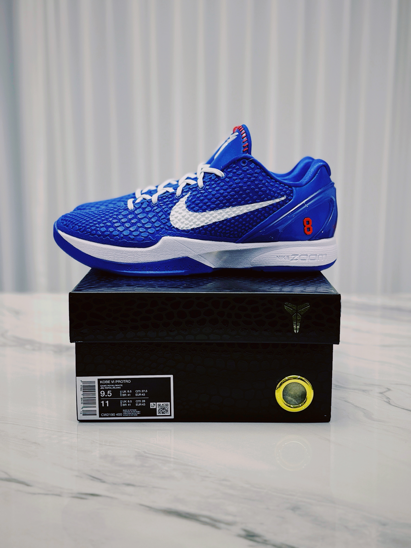 今年科比的鞋盒重新设计,不再是之前普通黑色翻盖盒