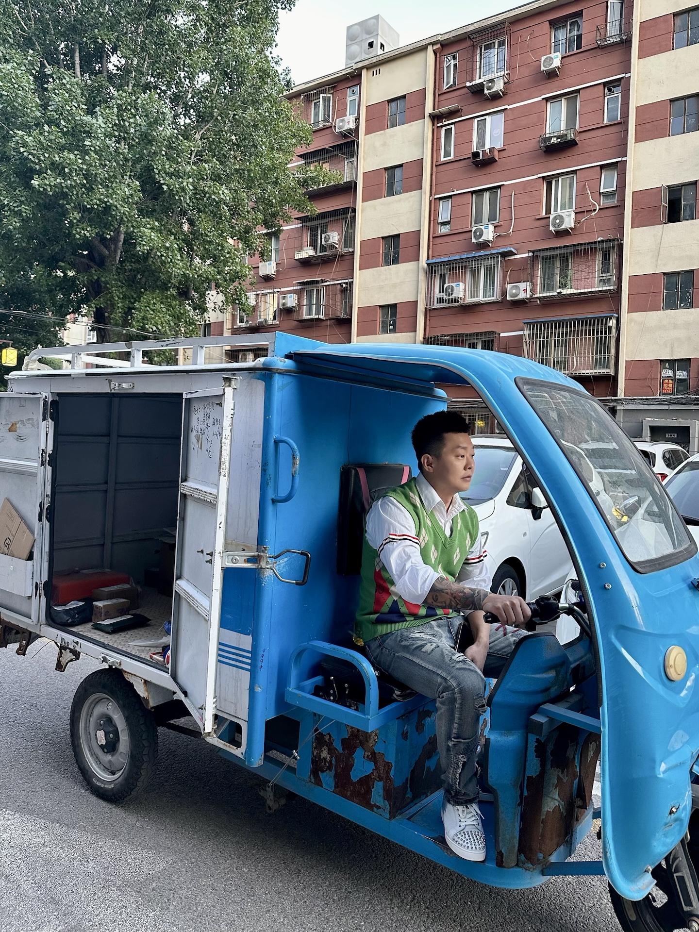 不装了今天送快递了,快递小哥的穿搭