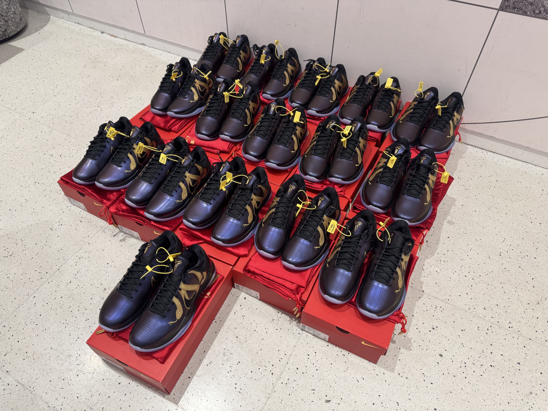 科5蛇年限定,金色的刺绣还是非常帅的#蛇年kobe5 #kobe5蛇年 #科比5