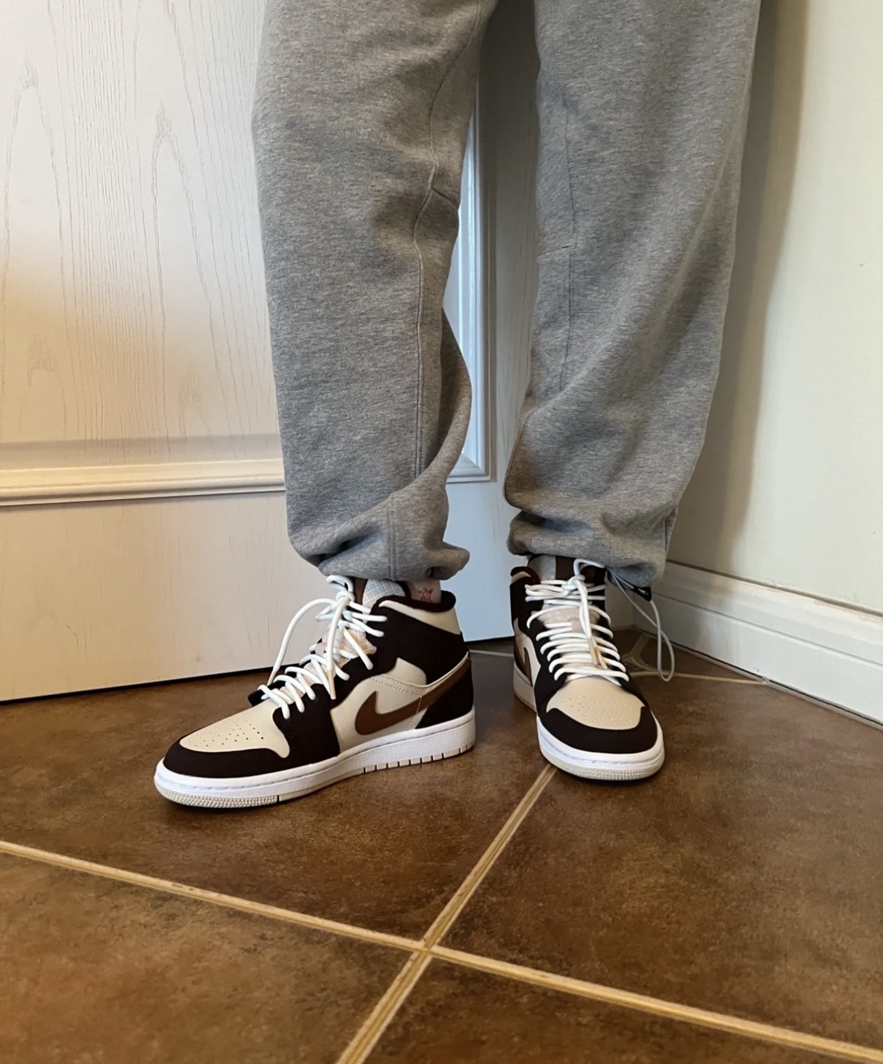 custom review-Jordan Air Jordan 1 MID SE 'Крем Темный шоколад' MID Топ Винтажные баскетбольные кроссовки Женские Коричневый