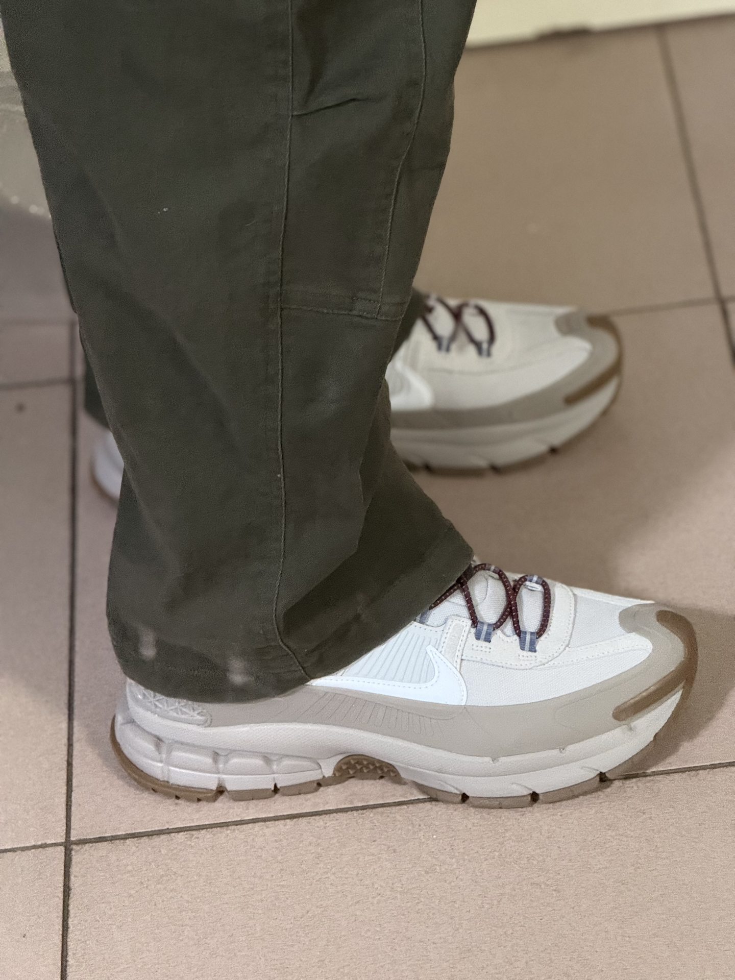 custom review-Nike ZOOM VOMERO ROAM Устойчивый к истиранию Дышащий Низкий Топ Повседневные Тренировки Городские Кроссовки для Коммутирования Беговые Кроссовки Унисекс Экрю