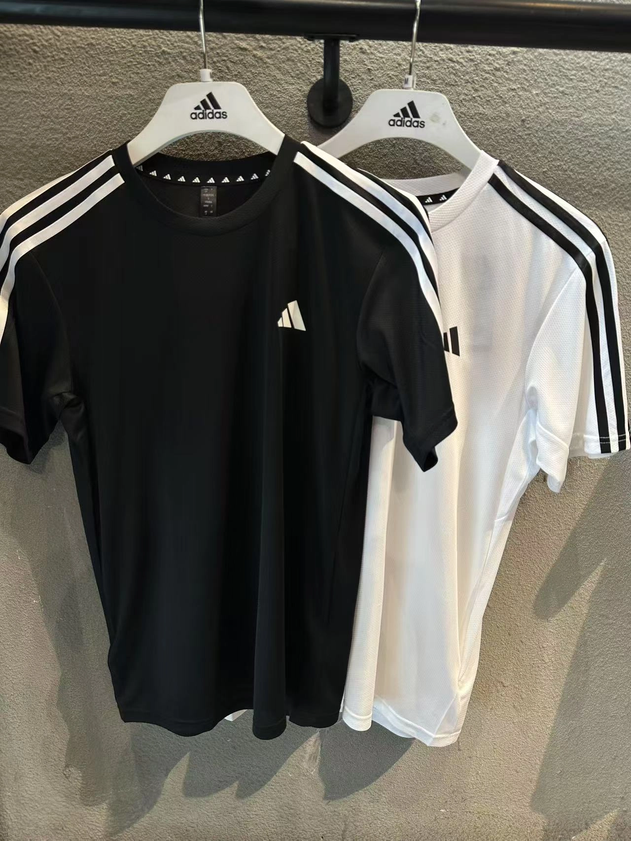 阿迪达斯短袖速干t恤,耐穿好看.舒适感拉满!