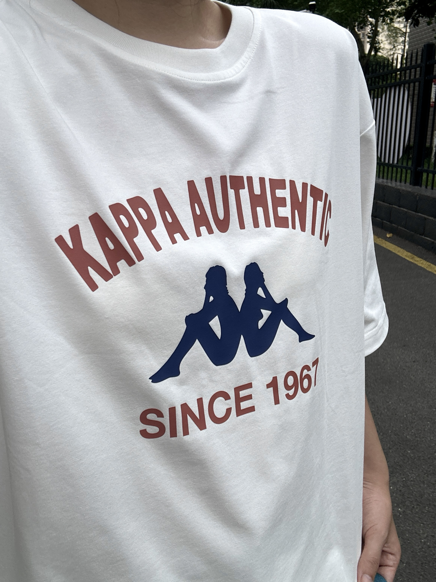 身白色
干净清爽的感觉☁
kappa这件t就是比较简单
背靠背的大logo